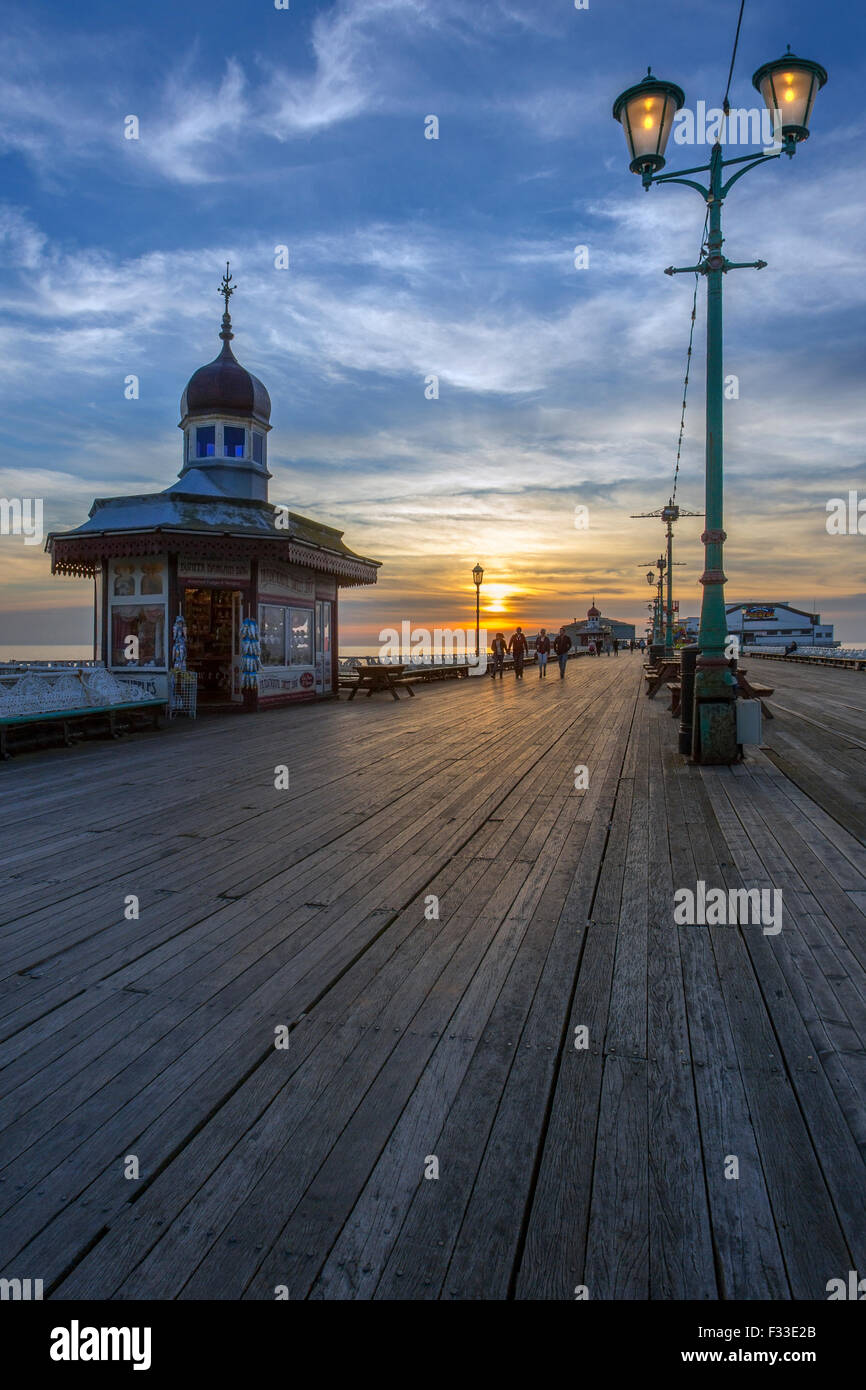 Die alten North Pier bei Sonnenuntergang in Blackpool an der nordwestlichen Küste von England. Stockfoto