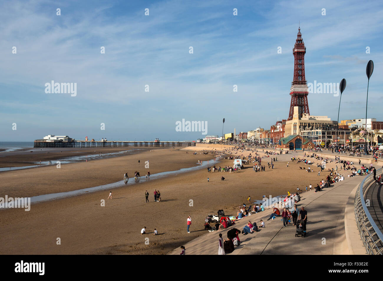 Die alten North Pier und Blackpool Tower im Seebad Blackpool an der nordwestlichen Küste von England. Stockfoto