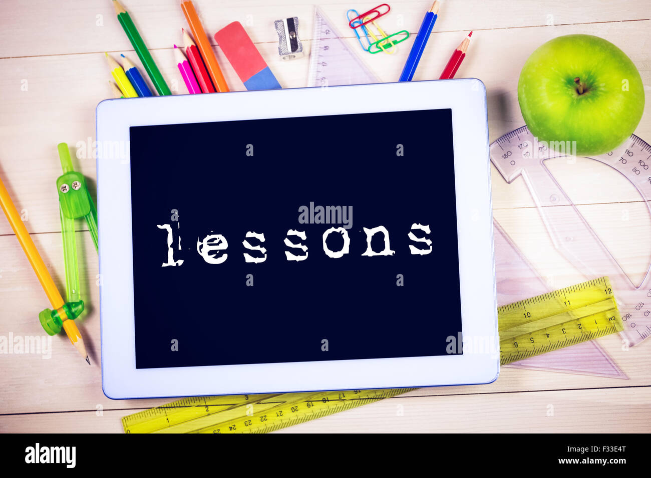 Unterricht für Studenten-Tabelle mit Schulmaterial Stockfoto