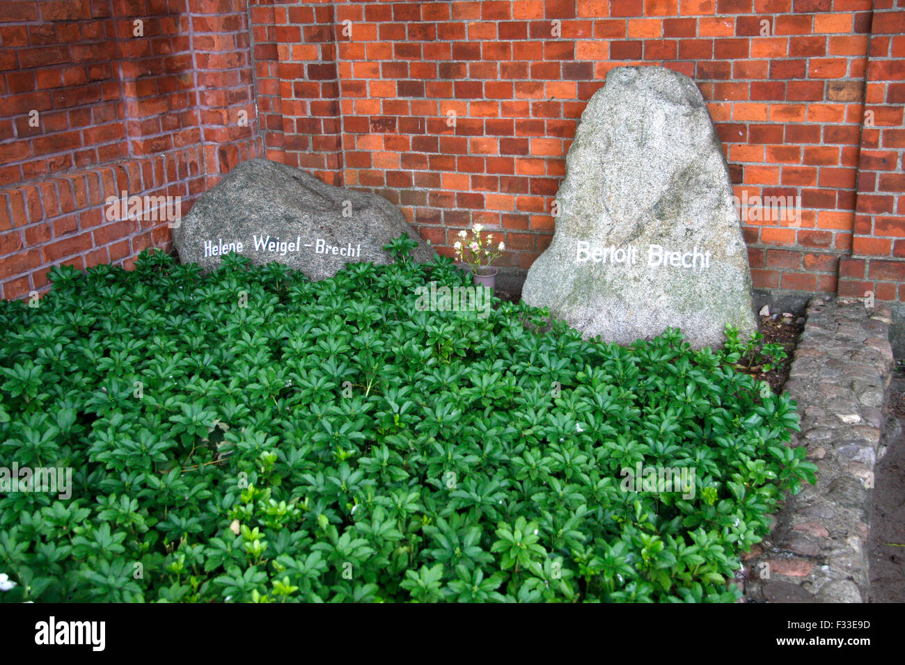 Grabstaette von Bertolt Brecht Und Helene Weigel Auf Dem Dorotheenstaedtischen Friedhof Berlin-Mitte. Stockfoto