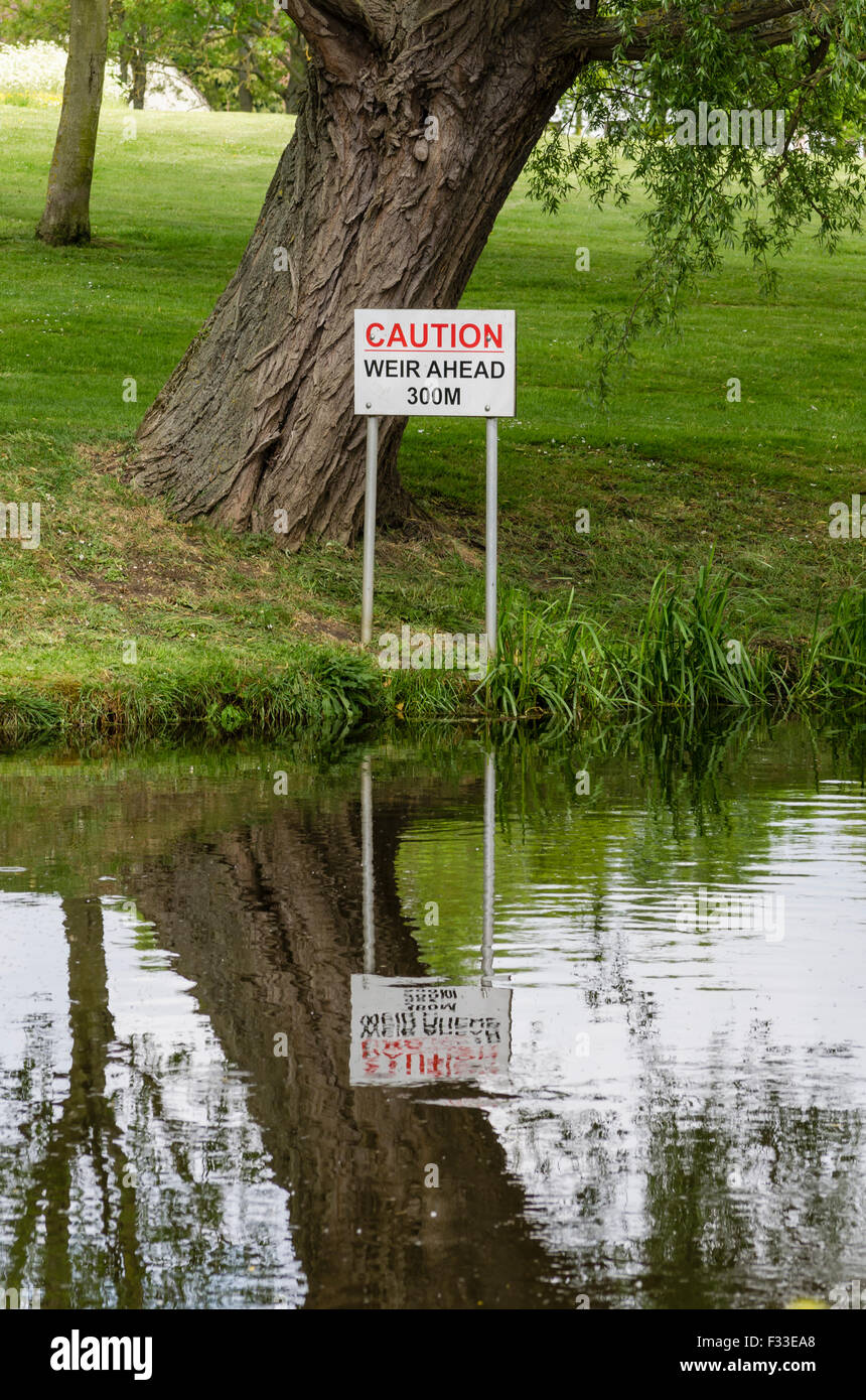 Ein Schild warnt des Tiefenwassers Stockfoto