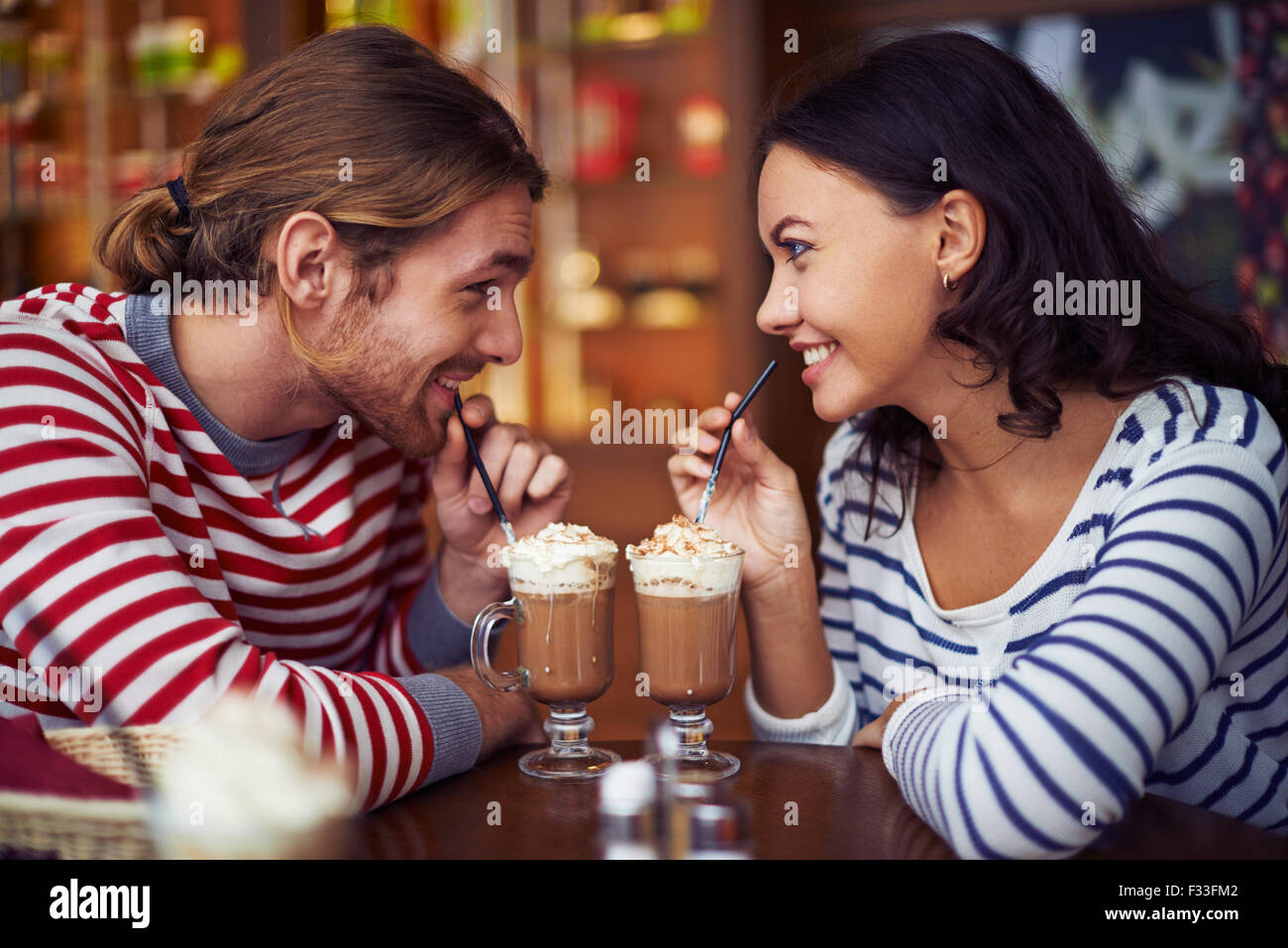 Glückliche junge Termine mit Latte, während der Rest im café Stockfoto