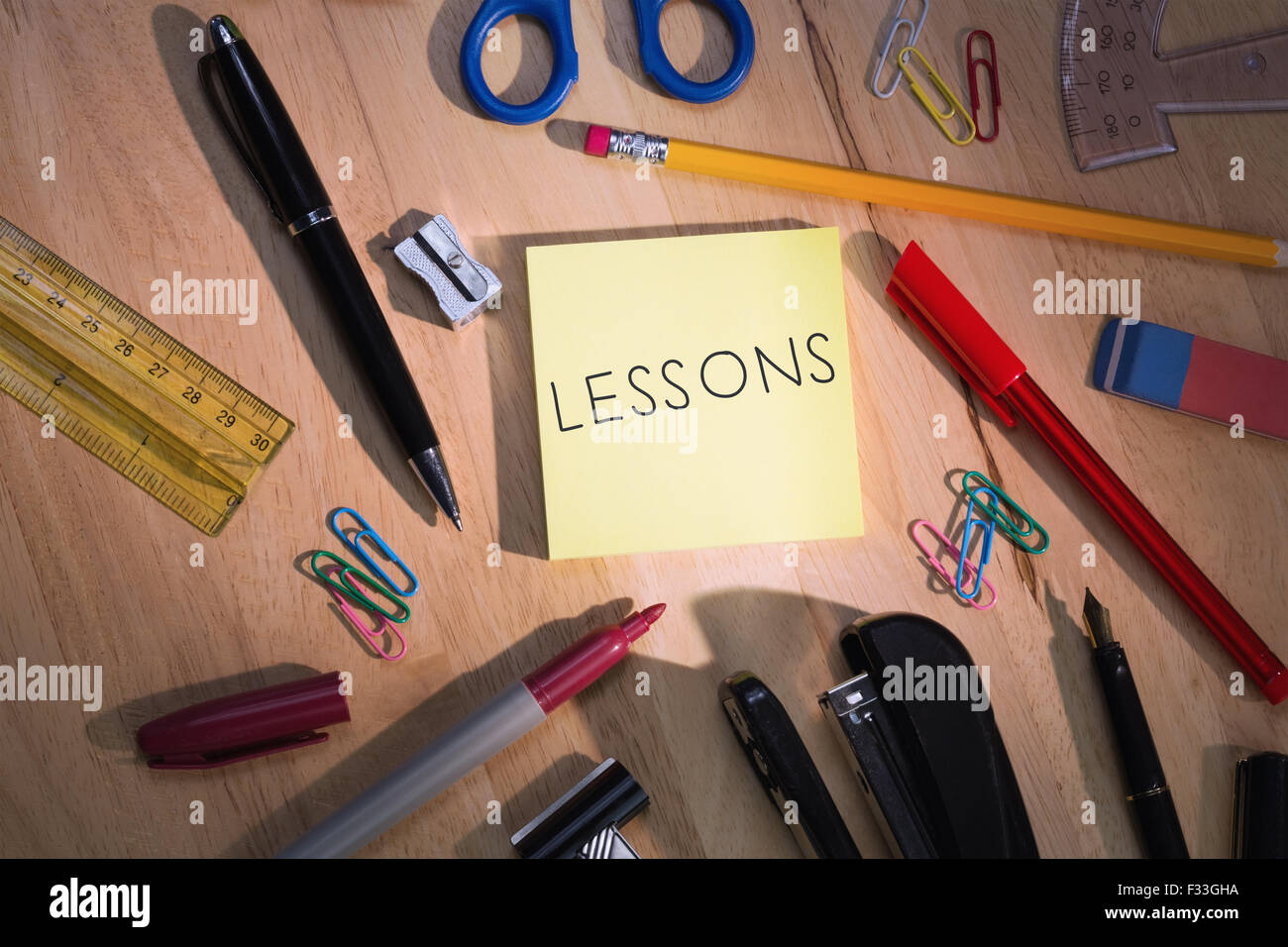 Unterricht für Studenten-Tabelle mit Schulmaterial Stockfoto