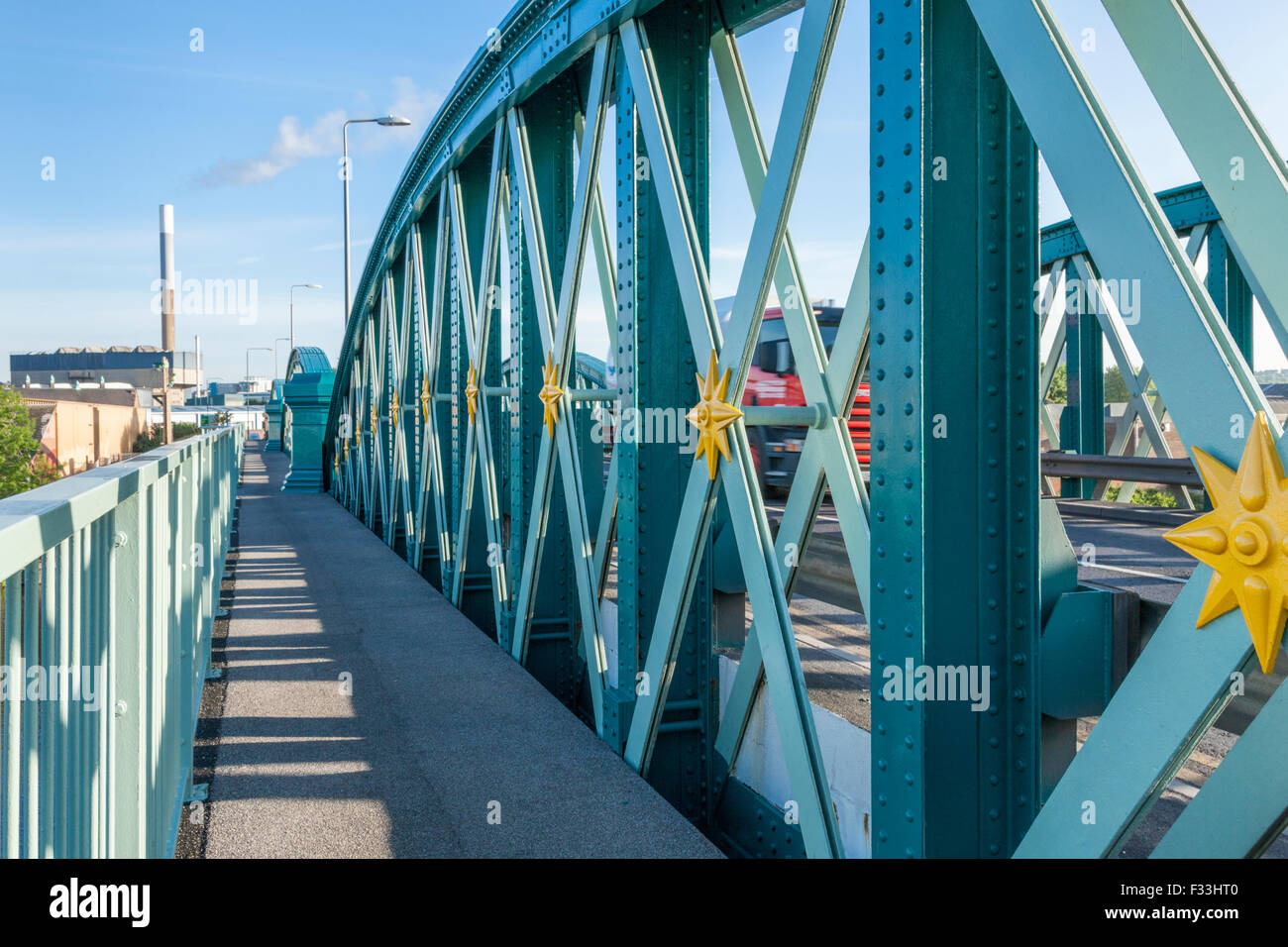 Alte Eisenbahnbrücke aus Stahl umgewandelt in eine Straße Brücke mit einem Steg für Fußgänger angebracht. Lady Bay Bridge, Nottingham, England, Großbritannien Stockfoto