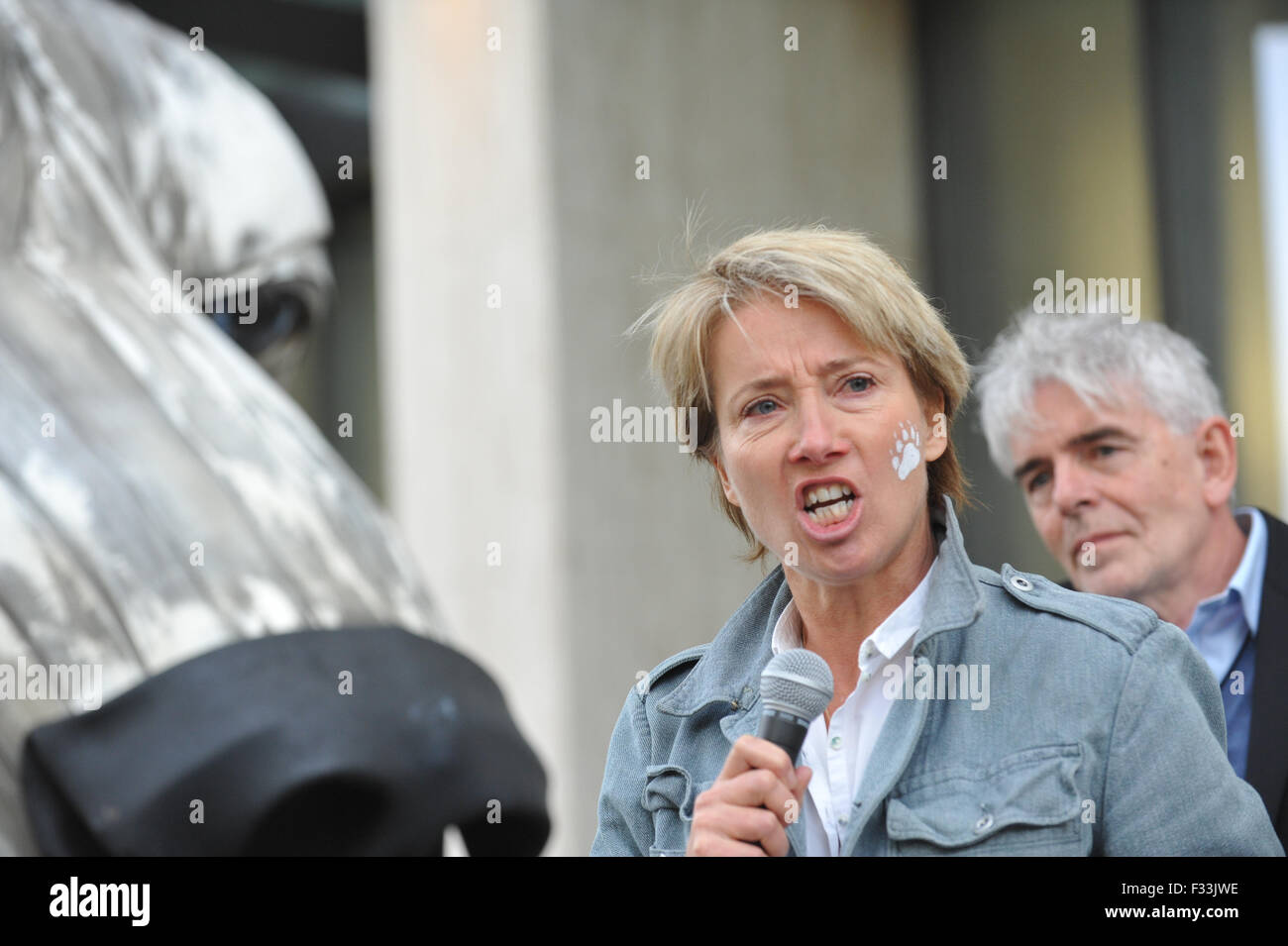 Greenpeace ihre Eisbär Aurora vom äußeren Schale HQ entfernen, da die Firma Arktis Ölbohrungen verlässt Stockfoto