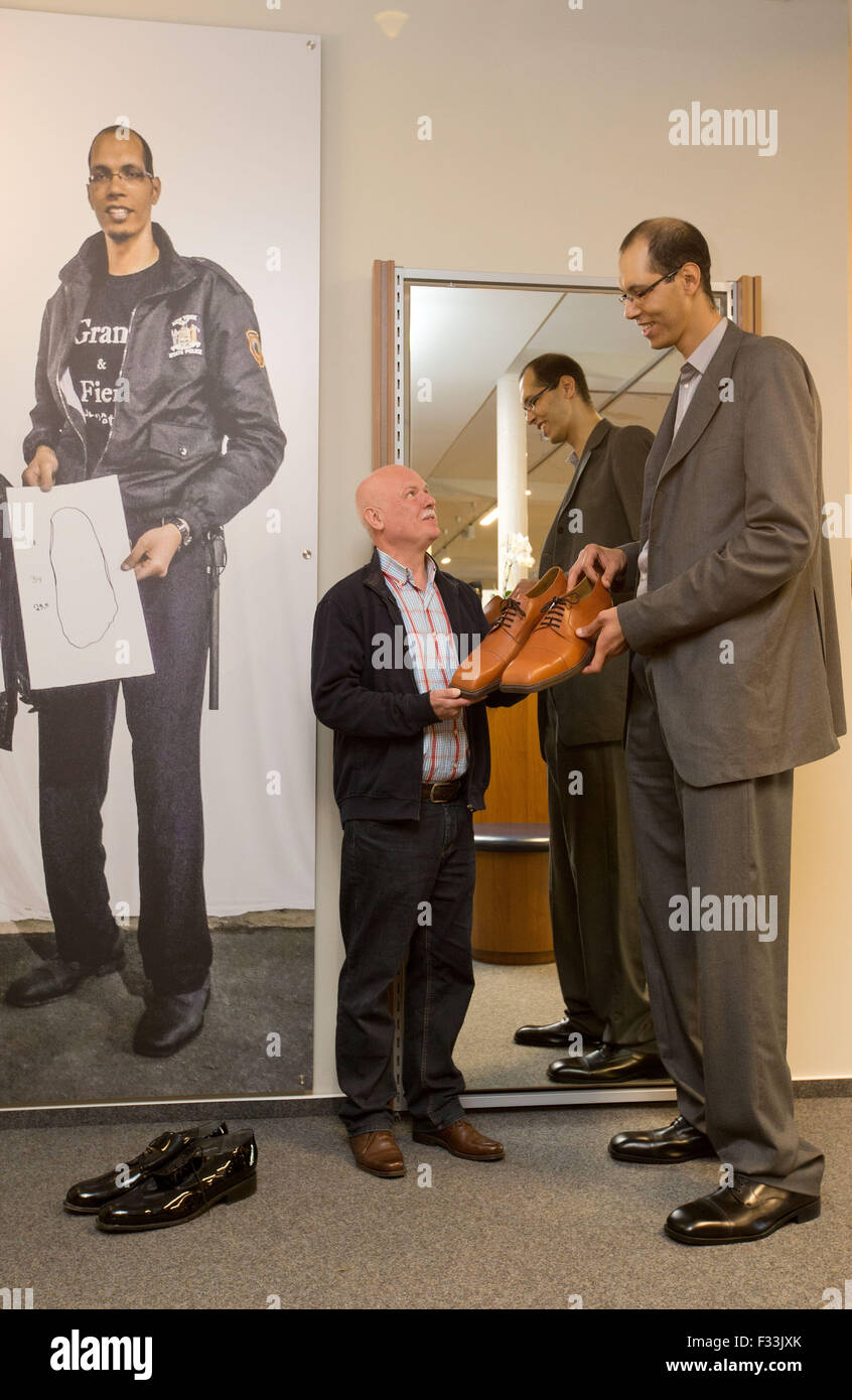 Vreden, Deutschland. 29. Sep, 2015. Brahim Takioullah (r), die weltweit höchste Person 2,46 Meter bekommt Größe 60 Schuhe vom Schuster Georg Wessels in Vreden, Deutschland, 29. September 2015. Wessels Schuhmacher sorgen speziell für extra große Füße. Foto: FRISO GENTSCH/DPA/Alamy Live-Nachrichten Stockfoto