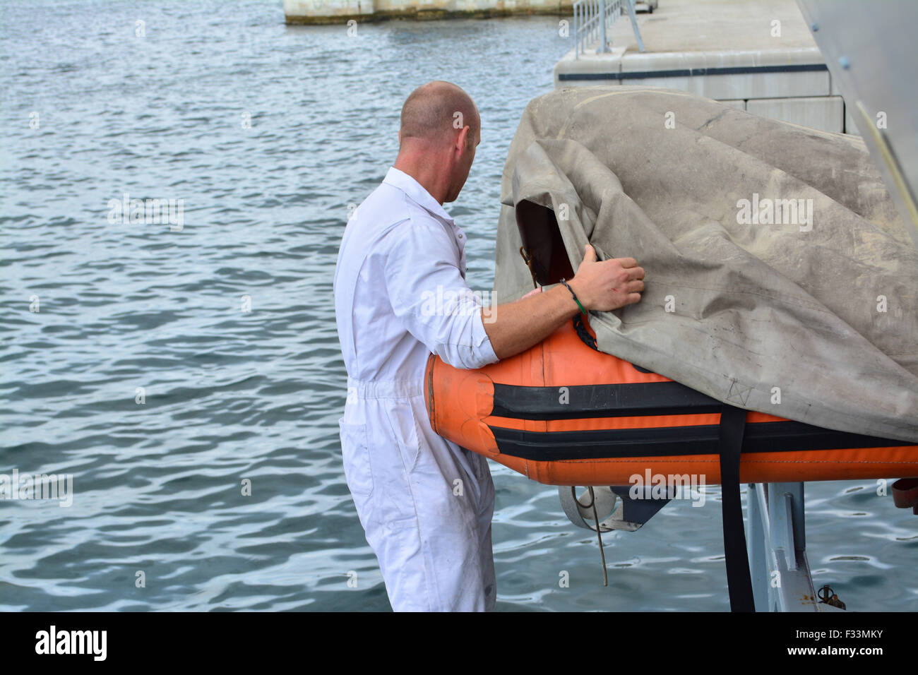 Gibraltar. 29. September 2015. Der Direktor der britischen Grenze zwingen, Süd-West Region war heute in Gibraltar, wie zwei der Schutztruppe der britischen Grenze für eine gemeinsame Übung in Gibraltar mit HM Gewohnheiten und der Royal Gibraltar Police vorbereiten. HMC Beschützer und HMC Sucher sind auf dem Weg nach Großbritannien nachdem Teil eines britischen Task Force Send ins Mittelmeer, in die Migranten Probleme der Region zu unterstützen. Bildnachweis: Stephen Ignacio/Alamy Live-Nachrichten Stockfoto