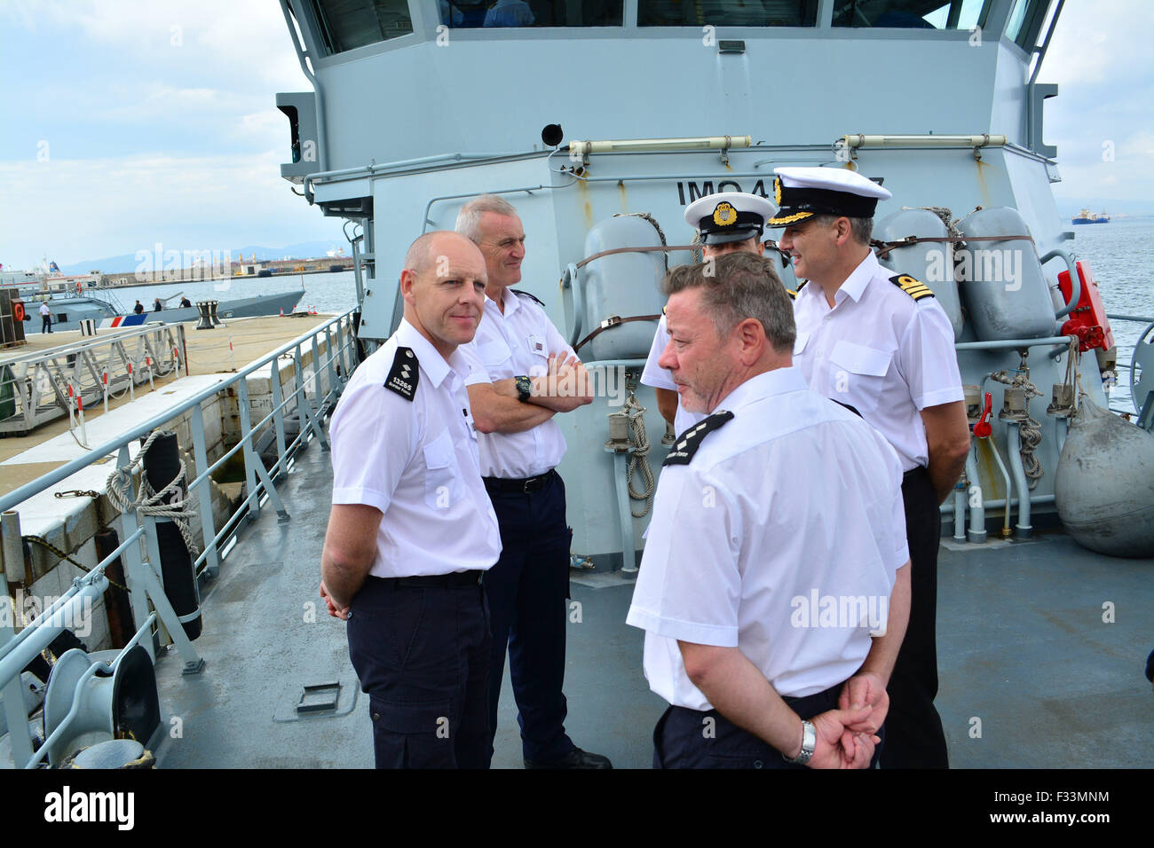 Gibraltar. 29. September 2015. Der Direktor der britischen Grenze zwingen, Süd-West Region war heute in Gibraltar, wie zwei der Schutztruppe der britischen Grenze für eine gemeinsame Übung in Gibraltar mit HM Gewohnheiten und der Royal Gibraltar Police vorbereiten. HMC Beschützer und HMC Sucher sind auf dem Weg nach Großbritannien nachdem Teil eines britischen Task Force Send ins Mittelmeer, in die Migranten Probleme der Region zu unterstützen. Bildnachweis: Stephen Ignacio/Alamy Live-Nachrichten Stockfoto