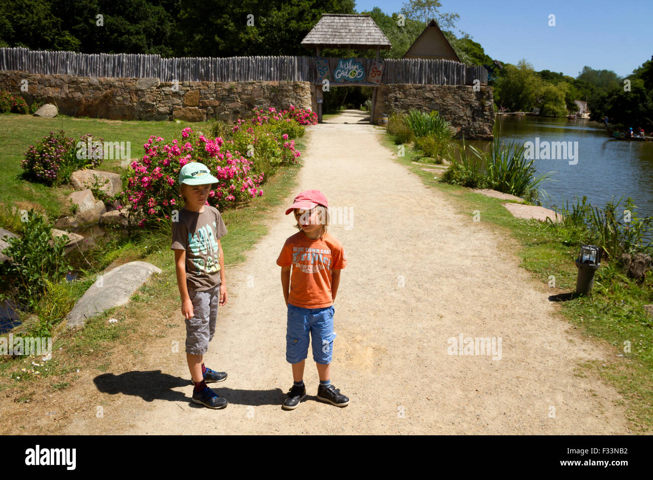 Zwei jungen im Le Village Gaulois, Bretagne, Frankreich. Stockfoto