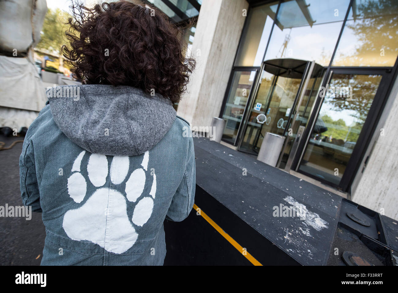 London, UK. 29. September 2015. Emma Thompson und Greenpeace UK Executive Director John Sauven, liefern eine Feier Rede in Massen vor Shell Büros – in Reaktion auf die gestrige Ankündigung, der Anglo-holländischen Öl Major, Shell, die es aus arktischen Ölbohrungen zu ziehen war. Nach dem Gespräch, half Emma Freiwilligen Puppenspieler bewegen Sie Aurora der Doppeldecker-Bus Eisbär direkt vor der Haustür Shell Größe. Bildnachweis: Guy Bell/Alamy Live-Nachrichten Stockfoto