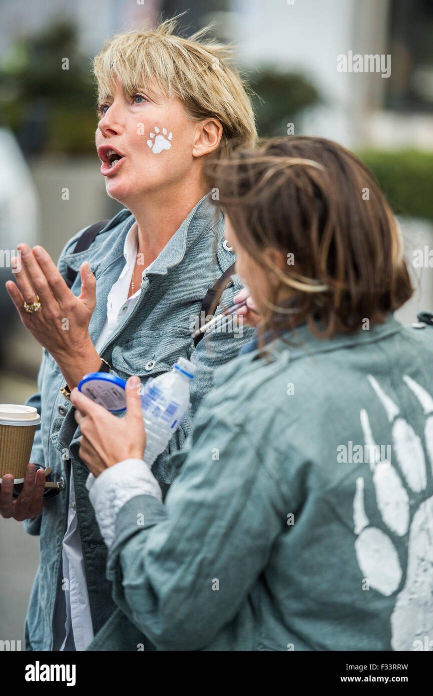 London, UK. 29. September 2015. Emma Thompson (hier mit einer Pfote Druck auf ihr Gesicht gemalt) und Greenpeace UK Executive Director John Sauven, liefern eine Feier Rede in Massen vor Shell Büros – in Reaktion auf die gestrige Ankündigung, der Anglo-holländischen Öl Major, Shell, die es aus arktischen Ölbohrungen zu ziehen war. Nach dem Gespräch, half Emma Freiwilligen Puppenspieler bewegen Sie Aurora der Doppeldecker-Bus Eisbär direkt vor der Haustür Shell Größe. Bildnachweis: Guy Bell/Alamy Live-Nachrichten Stockfoto