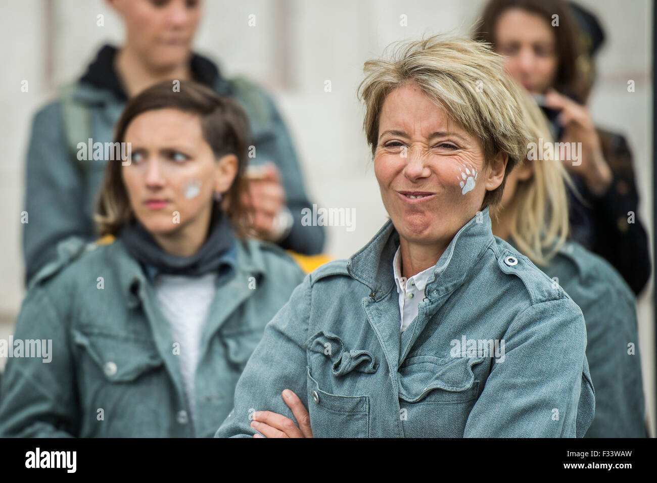 London, UK. 29. September 2015. Emma Thompson (im Bild) und Greenpeace UK Executive Director John Sauven, liefern eine Feier Rede in Massen vor Shell Büros – in Reaktion auf die gestrige Ankündigung, der Anglo-holländischen Öl Major, Shell, die es aus arktischen Ölbohrungen zu ziehen war. Nach dem Gespräch, half Emma Freiwilligen Puppenspieler bewegen Sie Aurora der Doppeldecker-Bus Eisbär direkt vor der Haustür Shell Größe. Bildnachweis: Guy Bell/Alamy Live-Nachrichten Stockfoto