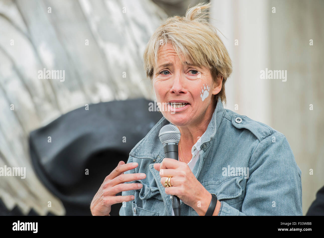 London, UK. 29. September 2015. Emma Thompson (im Bild) und Greenpeace UK Executive Director John Sauven, liefern eine Feier Rede in Massen vor Shell Büros – in Reaktion auf die gestrige Ankündigung, der Anglo-holländischen Öl Major, Shell, die es aus arktischen Ölbohrungen zu ziehen war. Nach dem Gespräch, half Emma Freiwilligen Puppenspieler bewegen Sie Aurora der Doppeldecker-Bus Eisbär direkt vor der Haustür Shell Größe. Bildnachweis: Guy Bell/Alamy Live-Nachrichten Stockfoto