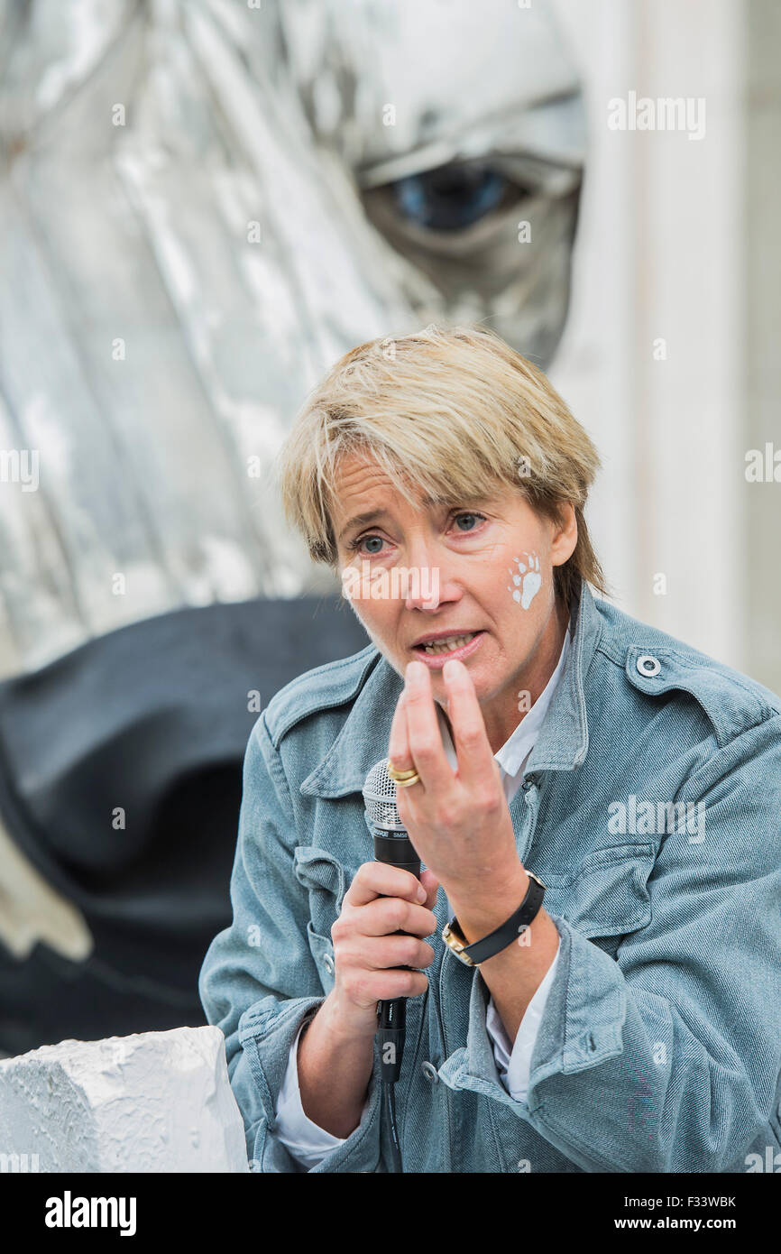 London, UK. 29. September 2015. Emma Thompson (im Bild) und Greenpeace UK Executive Director John Sauven, liefern eine Feier Rede in Massen vor Shell Büros – in Reaktion auf die gestrige Ankündigung, der Anglo-holländischen Öl Major, Shell, die es aus arktischen Ölbohrungen zu ziehen war. Nach dem Gespräch, half Emma Freiwilligen Puppenspieler bewegen Sie Aurora der Doppeldecker-Bus Eisbär direkt vor der Haustür Shell Größe. Bildnachweis: Guy Bell/Alamy Live-Nachrichten Stockfoto