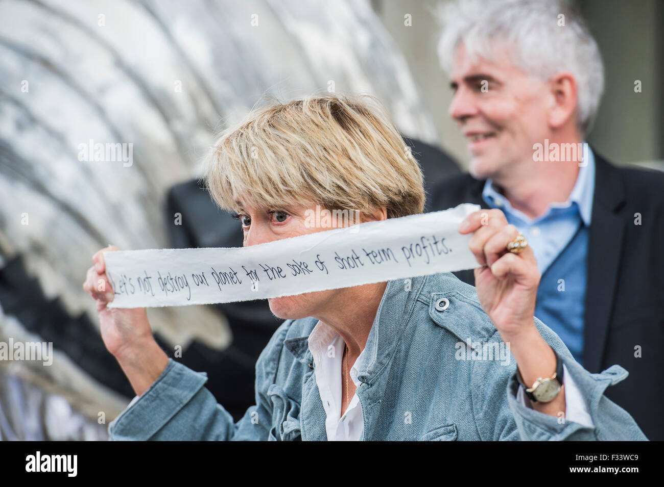 London, UK. 29. September 2015. Emma Thompson (im Bild) und Greenpeace UK Executive Director John Sauven, liefern eine Feier Rede in Massen vor Shell Büros – in Reaktion auf die gestrige Ankündigung, der Anglo-holländischen Öl Major, Shell, die es aus arktischen Ölbohrungen zu ziehen war. Nach dem Gespräch, half Emma Freiwilligen Puppenspieler bewegen Sie Aurora der Doppeldecker-Bus Eisbär direkt vor der Haustür Shell Größe. Bildnachweis: Guy Bell/Alamy Live-Nachrichten Stockfoto