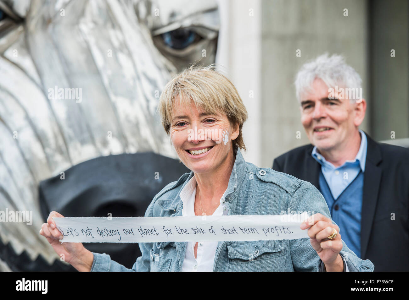 London, UK. 29. September 2015. Emma Thompson (im Bild) und Greenpeace UK Executive Director John Sauven, liefern eine Feier Rede in Massen vor Shell Büros – in Reaktion auf die gestrige Ankündigung, der Anglo-holländischen Öl Major, Shell, die es aus arktischen Ölbohrungen zu ziehen war. Nach dem Gespräch, half Emma Freiwilligen Puppenspieler bewegen Sie Aurora der Doppeldecker-Bus Eisbär direkt vor der Haustür Shell Größe. Bildnachweis: Guy Bell/Alamy Live-Nachrichten Stockfoto