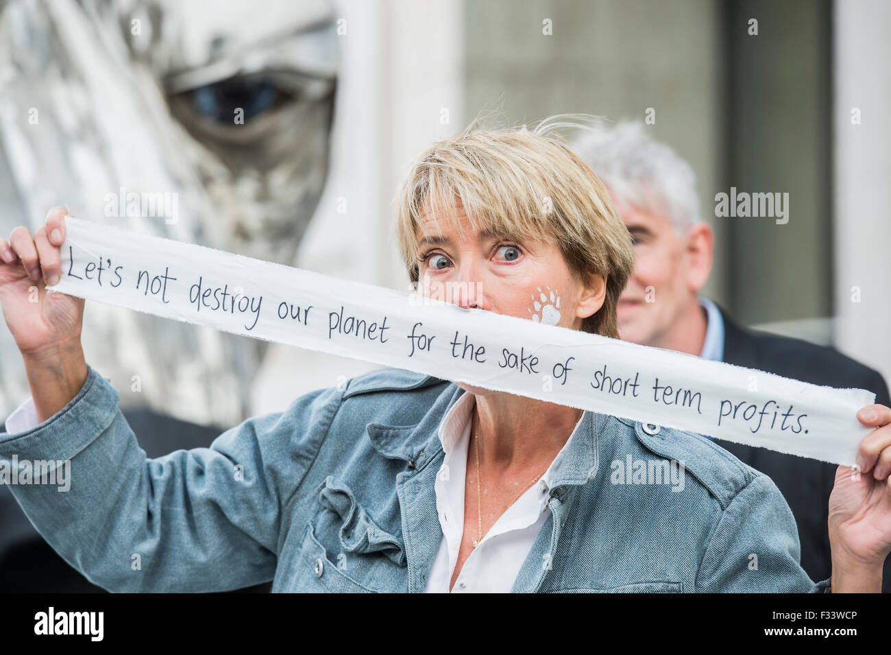 London, UK. 29. September 2015. Emma Thompson (im Bild) und Greenpeace UK Executive Director John Sauven, liefern eine Feier Rede in Massen vor Shell Büros – in Reaktion auf die gestrige Ankündigung, der Anglo-holländischen Öl Major, Shell, die es aus arktischen Ölbohrungen zu ziehen war. Nach dem Gespräch, half Emma Freiwilligen Puppenspieler bewegen Sie Aurora der Doppeldecker-Bus Eisbär direkt vor der Haustür Shell Größe. Bildnachweis: Guy Bell/Alamy Live-Nachrichten Stockfoto