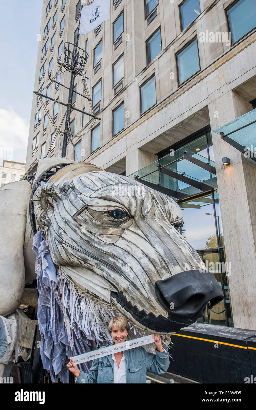 London, UK. 29. September 2015. Emma Thompson (im Bild) und Greenpeace UK Executive Director John Sauven, liefern eine Feier Rede in Massen vor Shell Büros – in Reaktion auf die gestrige Ankündigung, der Anglo-holländischen Öl Major, Shell, die es aus arktischen Ölbohrungen zu ziehen war. Nach dem Gespräch, half Emma Freiwilligen Puppenspieler bewegen Sie Aurora der Doppeldecker-Bus Eisbär direkt vor der Haustür Shell Größe. Bildnachweis: Guy Bell/Alamy Live-Nachrichten Stockfoto