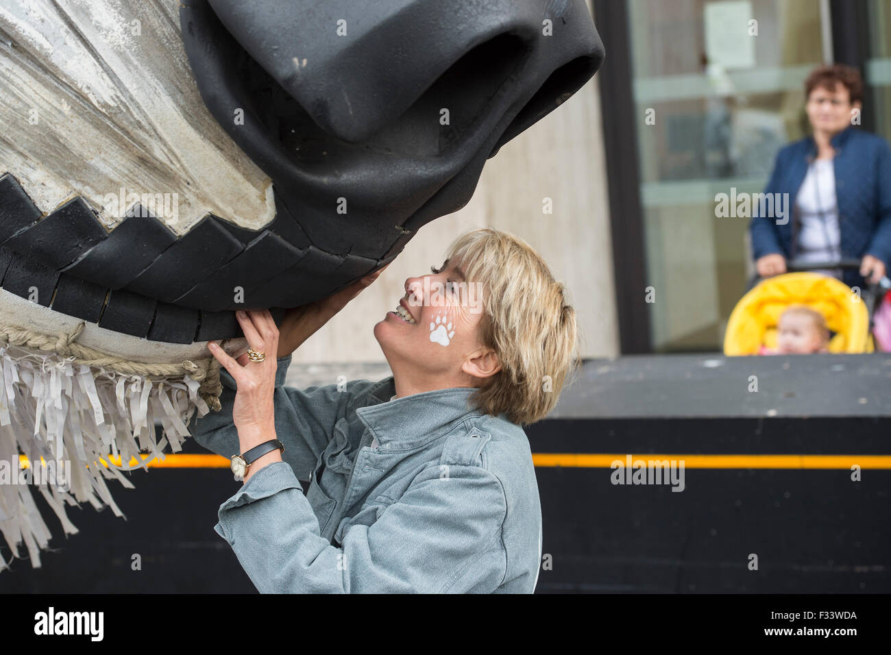 London, UK. 29. September 2015. Emma Thompson (im Bild) und Greenpeace UK Executive Director John Sauven, liefern eine Feier Rede in Massen vor Shell Büros – in Reaktion auf die gestrige Ankündigung, der Anglo-holländischen Öl Major, Shell, die es aus arktischen Ölbohrungen zu ziehen war. Nach dem Gespräch, half Emma Freiwilligen Puppenspieler bewegen Sie Aurora der Doppeldecker-Bus Eisbär direkt vor der Haustür Shell Größe. Bildnachweis: Guy Bell/Alamy Live-Nachrichten Stockfoto