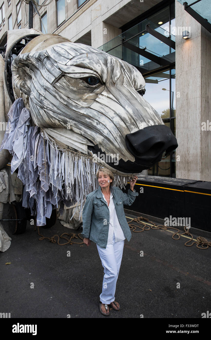 London, UK. 29. September 2015. Emma Thompson (im Bild) und Greenpeace UK Executive Director John Sauven, liefern eine Feier Rede in Massen vor Shell Büros – in Reaktion auf die gestrige Ankündigung, der Anglo-holländischen Öl Major, Shell, die es aus arktischen Ölbohrungen zu ziehen war. Nach dem Gespräch, half Emma Freiwilligen Puppenspieler bewegen Sie Aurora der Doppeldecker-Bus Eisbär direkt vor der Haustür Shell Größe. Bildnachweis: Guy Bell/Alamy Live-Nachrichten Stockfoto