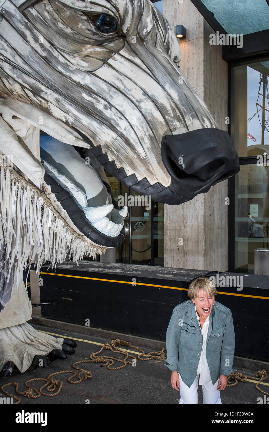 London, UK. 29. September 2015. Emma Thompson (im Bild) und Greenpeace UK Executive Director John Sauven, liefern eine Feier Rede in Massen vor Shell Büros – in Reaktion auf die gestrige Ankündigung, der Anglo-holländischen Öl Major, Shell, die es aus arktischen Ölbohrungen zu ziehen war. Nach dem Gespräch, half Emma Freiwilligen Puppenspieler bewegen Sie Aurora der Doppeldecker-Bus Eisbär direkt vor der Haustür Shell Größe. Bildnachweis: Guy Bell/Alamy Live-Nachrichten Stockfoto