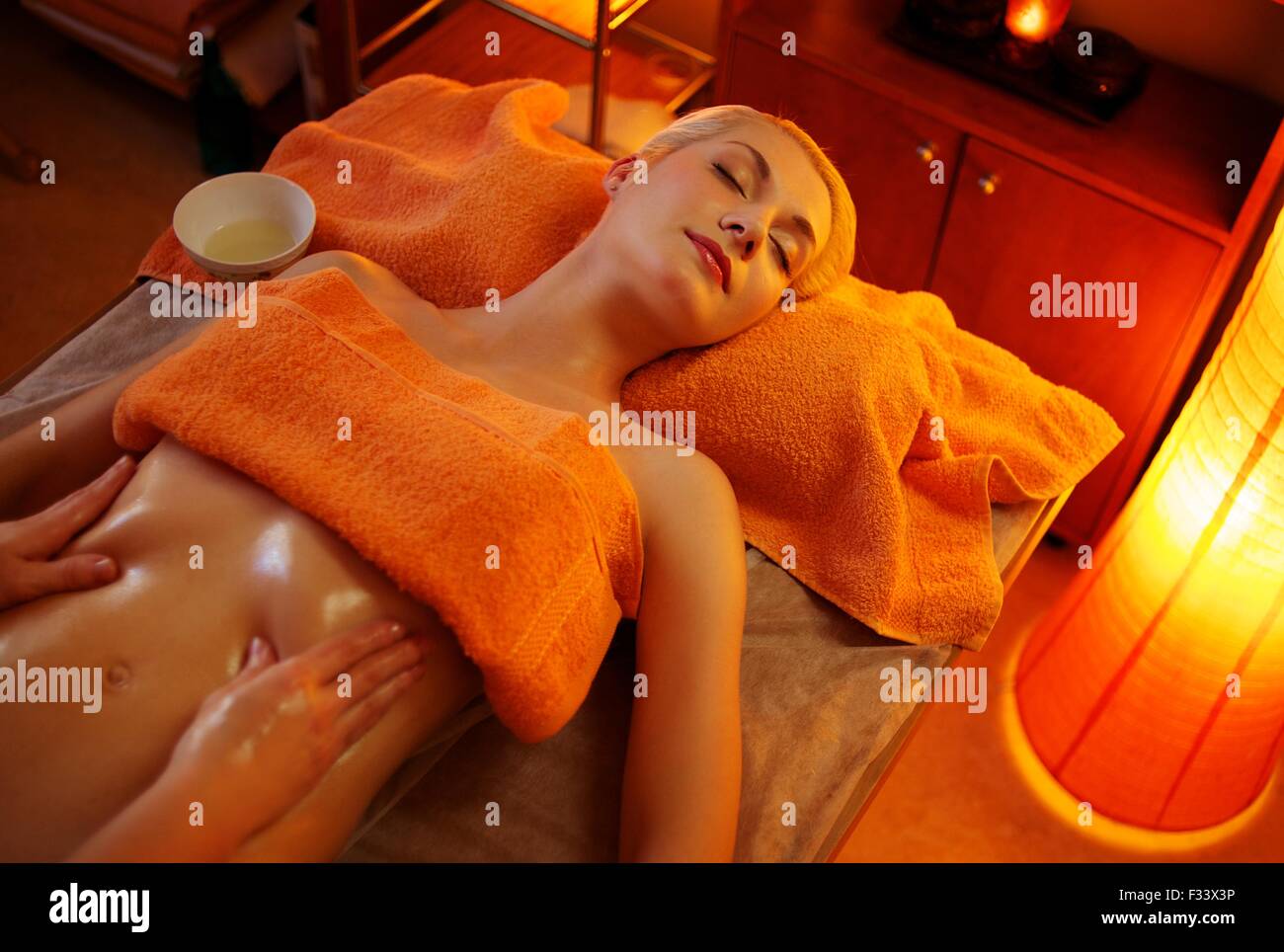 Schöne Frau mit einer massage Stockfoto