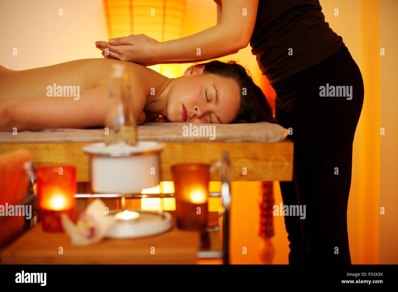 Schöne Frau mit einer massage Stockfoto