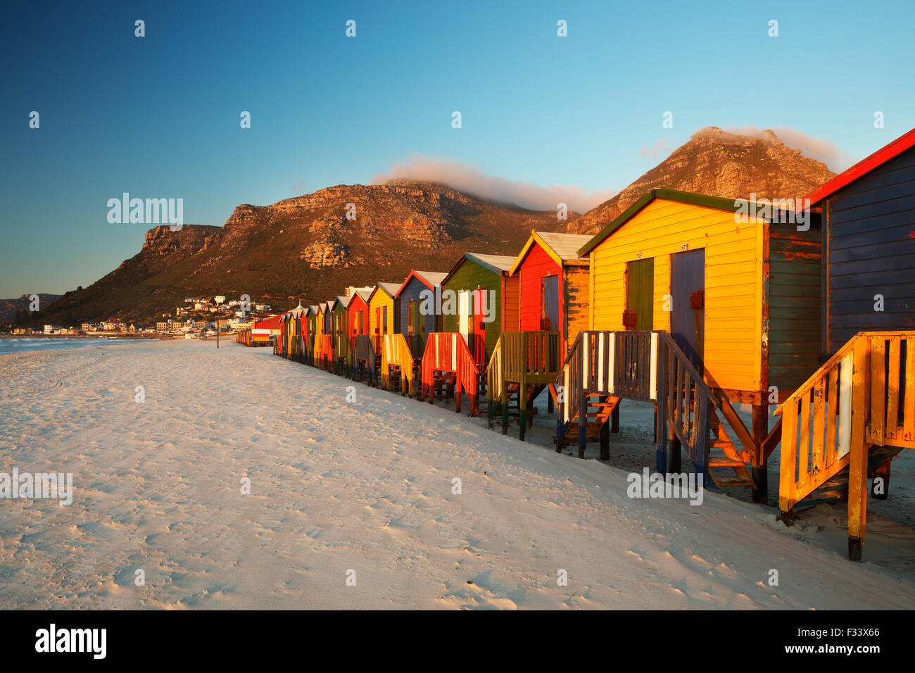 Umkleidekabinen am Strand von Muizenberg, Kapstadt, Südafrika Stockfoto