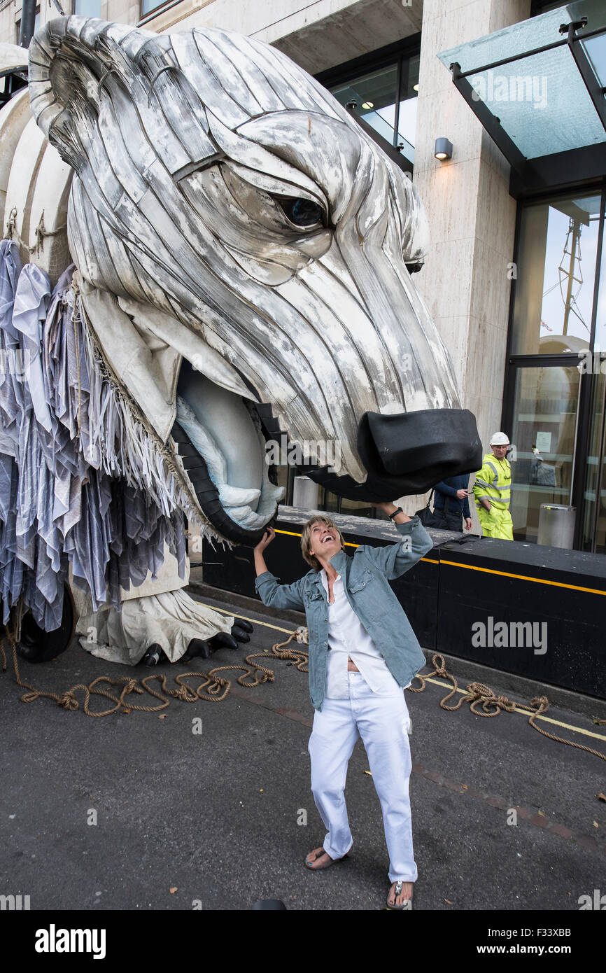 London, UK. 29. September 2015. Emma Thompson (im Bild) und Greenpeace UK Executive Director John Sauven, liefern eine Feier Rede in Massen vor Shell Büros – in Reaktion auf die gestrige Ankündigung, der Anglo-holländischen Öl Major, Shell, die es aus arktischen Ölbohrungen zu ziehen war. Nach dem Gespräch, half Emma Freiwilligen Puppenspieler bewegen Sie Aurora der Doppeldecker-Bus Eisbär direkt vor der Haustür Shell Größe. Bildnachweis: Guy Bell/Alamy Live-Nachrichten Stockfoto