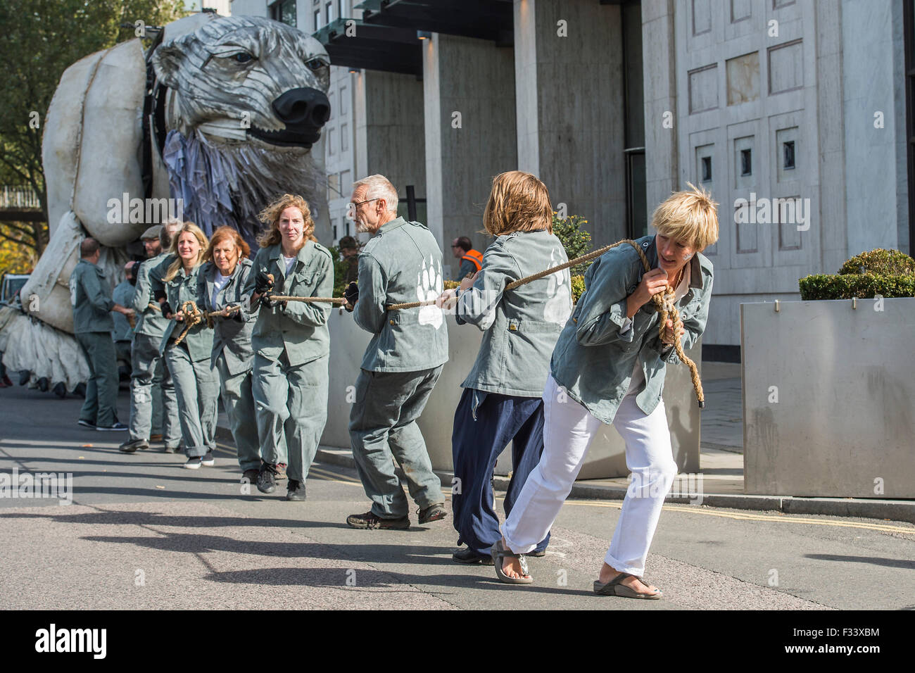 London, UK. 29. September 2015. Emma Thompson (im Bild ziehen Aurora) und Greenpeace UK Executive Director John Sauven, liefern eine Feier Rede in Massen vor Shell Büros – in Reaktion auf die gestrige Ankündigung, der Anglo-holländischen Öl Major, Shell, die es aus arktischen Ölbohrungen zu ziehen war. Nach dem Gespräch, half Emma Freiwilligen Puppenspieler bewegen Sie Aurora der Doppeldecker-Bus Eisbär direkt vor der Haustür Shell Größe. Bildnachweis: Guy Bell/Alamy Live-Nachrichten Stockfoto