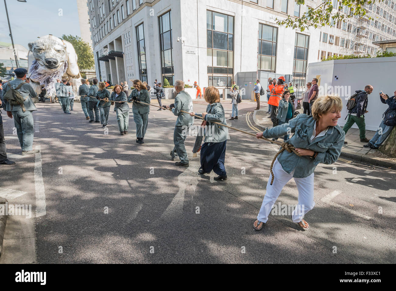 London, UK. 29. September 2015. Emma Thompson (im Bild ziehen Aurora) und Greenpeace UK Executive Director John Sauven, liefern eine Feier Rede in Massen vor Shell Büros – in Reaktion auf die gestrige Ankündigung, der Anglo-holländischen Öl Major, Shell, die es aus arktischen Ölbohrungen zu ziehen war. Nach dem Gespräch, half Emma Freiwilligen Puppenspieler bewegen Sie Aurora der Doppeldecker-Bus Eisbär direkt vor der Haustür Shell Größe. Bildnachweis: Guy Bell/Alamy Live-Nachrichten Stockfoto