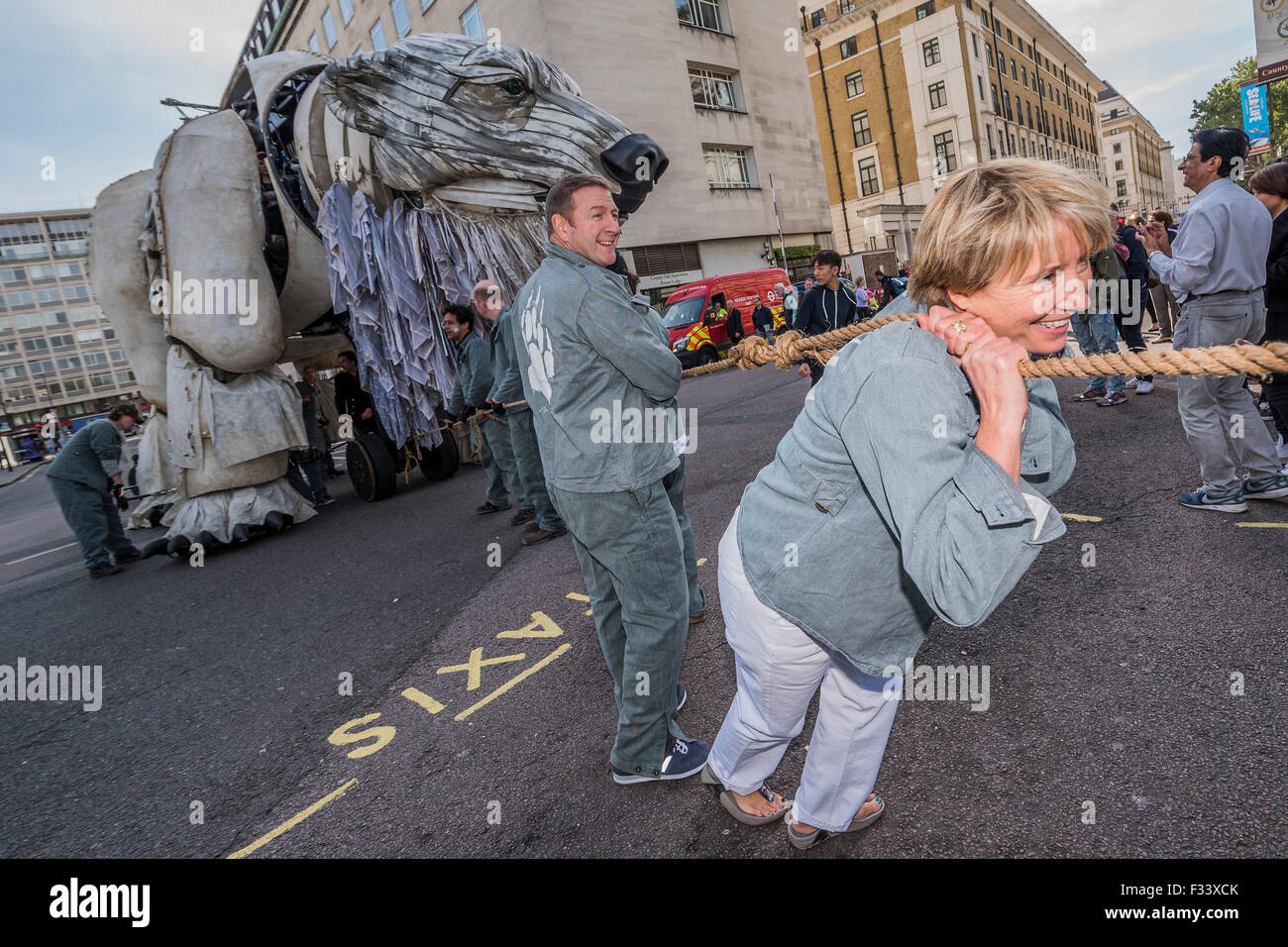 London, UK. 29. September 2015. Emma Thompson (im Bild ziehen Aurora) und Greenpeace UK Executive Director John Sauven, liefern eine Feier Rede in Massen vor Shell Büros – in Reaktion auf die gestrige Ankündigung, der Anglo-holländischen Öl Major, Shell, die es aus arktischen Ölbohrungen zu ziehen war. Nach dem Gespräch, half Emma Freiwilligen Puppenspieler bewegen Sie Aurora der Doppeldecker-Bus Eisbär direkt vor der Haustür Shell Größe. Bildnachweis: Guy Bell/Alamy Live-Nachrichten Stockfoto