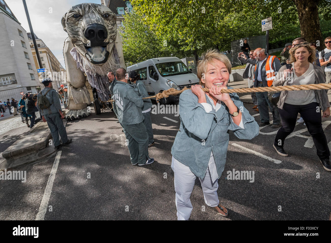 London, UK. 29. September 2015. Emma Thompson (im Bild ziehen Aurora) und Greenpeace UK Executive Director John Sauven, liefern eine Feier Rede in Massen vor Shell Büros – in Reaktion auf die gestrige Ankündigung, der Anglo-holländischen Öl Major, Shell, die es aus arktischen Ölbohrungen zu ziehen war. Nach dem Gespräch, half Emma Freiwilligen Puppenspieler bewegen Sie Aurora der Doppeldecker-Bus Eisbär direkt vor der Haustür Shell Größe. Bildnachweis: Guy Bell/Alamy Live-Nachrichten Stockfoto