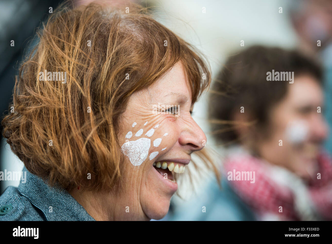 London, UK. 29. September 2015. Emma Thompson und Greenpeace UK Executive Director John Sauven, liefern eine Feier Rede in Massen vor Shell Büros – in Reaktion auf die gestrige Ankündigung, der Anglo-holländischen Öl Major, Shell, die es aus arktischen Ölbohrungen zu ziehen war. Nach dem Gespräch, half Emma Freiwilligen Puppenspieler bewegen Sie Aurora der Doppeldecker-Bus Eisbär direkt vor der Haustür Shell Größe. Bildnachweis: Guy Bell/Alamy Live-Nachrichten Stockfoto