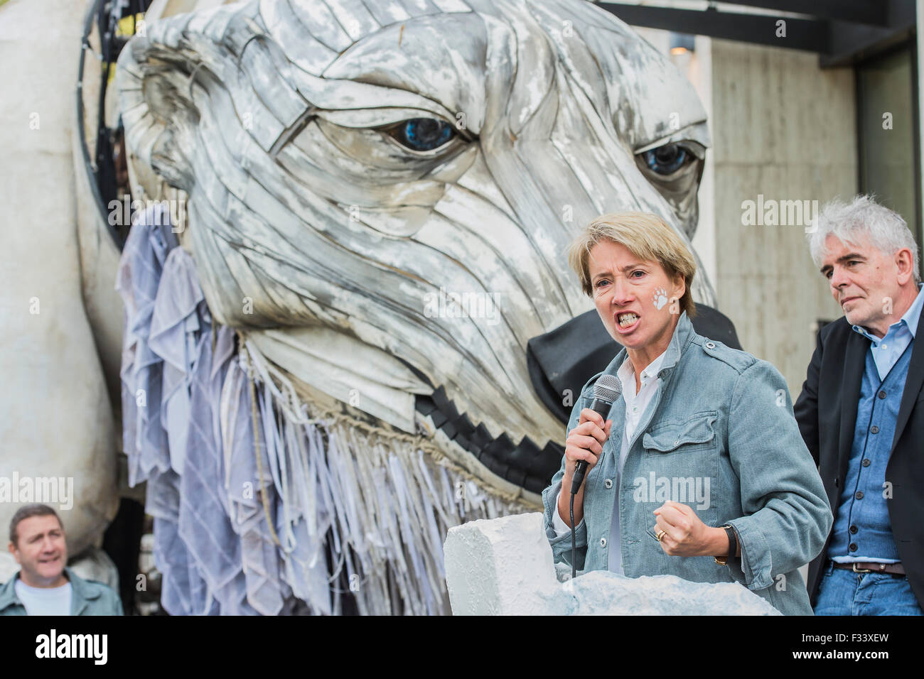 London, UK. 29. September 2015. Emma Thompson (im Bild) und Greenpeace UK Executive Director John Sauven, liefern eine Feier Rede in Massen vor Shell Büros – in Reaktion auf die gestrige Ankündigung, der Anglo-holländischen Öl Major, Shell, die es aus arktischen Ölbohrungen zu ziehen war. Nach dem Gespräch, half Emma Freiwilligen Puppenspieler bewegen Sie Aurora der Doppeldecker-Bus Eisbär direkt vor der Haustür Shell Größe. Bildnachweis: Guy Bell/Alamy Live-Nachrichten Stockfoto