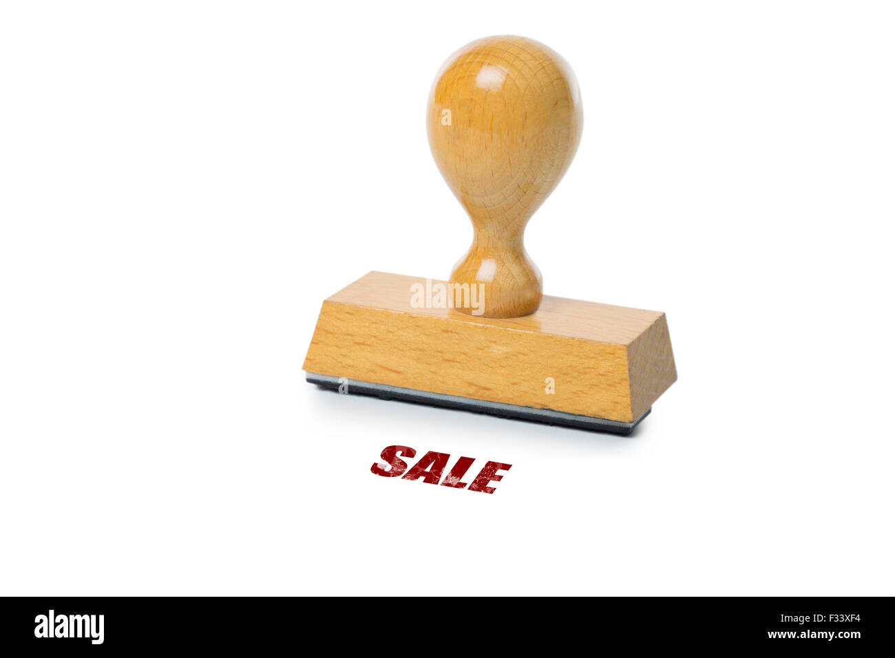 Verkauf bedruckt mit Holz Stempel isoliert auf weißem Hintergrund mit roter Tinte. Stockfoto