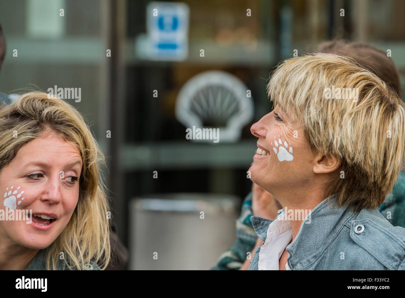 London, UK. 29. September 2015. Emma Thompson (im Bild) und Greenpeace UK Executive Director John Sauven, liefern eine Feier Rede in Massen vor Shell Büros – in Reaktion auf die gestrige Ankündigung, der Anglo-holländischen Öl Major, Shell, die es aus arktischen Ölbohrungen zu ziehen war. Nach dem Gespräch, half Emma Freiwilligen Puppenspieler bewegen Sie Aurora der Doppeldecker-Bus Eisbär direkt vor der Haustür Shell Größe. Bildnachweis: Guy Bell/Alamy Live-Nachrichten Stockfoto