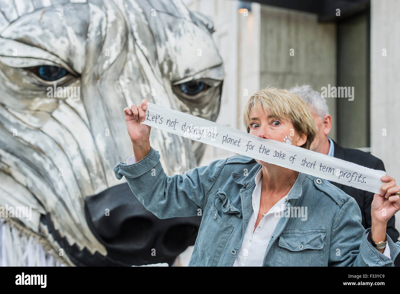 London, UK. 29. September 2015. Emma Thompson (im Bild) und Greenpeace UK Executive Director John Sauven, liefern eine Feier Rede in Massen vor Shell Büros – in Reaktion auf die gestrige Ankündigung, der Anglo-holländischen Öl Major, Shell, die es aus arktischen Ölbohrungen zu ziehen war. Nach dem Gespräch, half Emma Freiwilligen Puppenspieler bewegen Sie Aurora der Doppeldecker-Bus Eisbär direkt vor der Haustür Shell Größe. Bildnachweis: Guy Bell/Alamy Live-Nachrichten Stockfoto