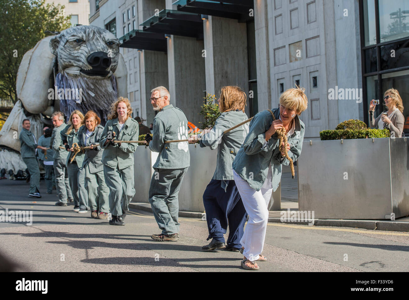 London, UK. 29. September 2015. Emma Thompson (im Bild ziehen Aurora) und Greenpeace UK Executive Director John Sauven, liefern eine Feier Rede in Massen vor Shell Büros – in Reaktion auf die gestrige Ankündigung, der Anglo-holländischen Öl Major, Shell, die es aus arktischen Ölbohrungen zu ziehen war. Nach dem Gespräch, half Emma Freiwilligen Puppenspieler bewegen Sie Aurora der Doppeldecker-Bus Eisbär direkt vor der Haustür Shell Größe. Bildnachweis: Guy Bell/Alamy Live-Nachrichten Stockfoto