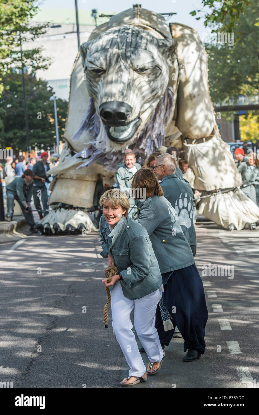 London, UK. 29. September 2015. Emma Thompson (im Bild ziehen Aurora) und Greenpeace UK Executive Director John Sauven, liefern eine Feier Rede in Massen vor Shell Büros – in Reaktion auf die gestrige Ankündigung, der Anglo-holländischen Öl Major, Shell, die es aus arktischen Ölbohrungen zu ziehen war. Nach dem Gespräch, half Emma Freiwilligen Puppenspieler bewegen Sie Aurora der Doppeldecker-Bus Eisbär direkt vor der Haustür Shell Größe. Bildnachweis: Guy Bell/Alamy Live-Nachrichten Stockfoto