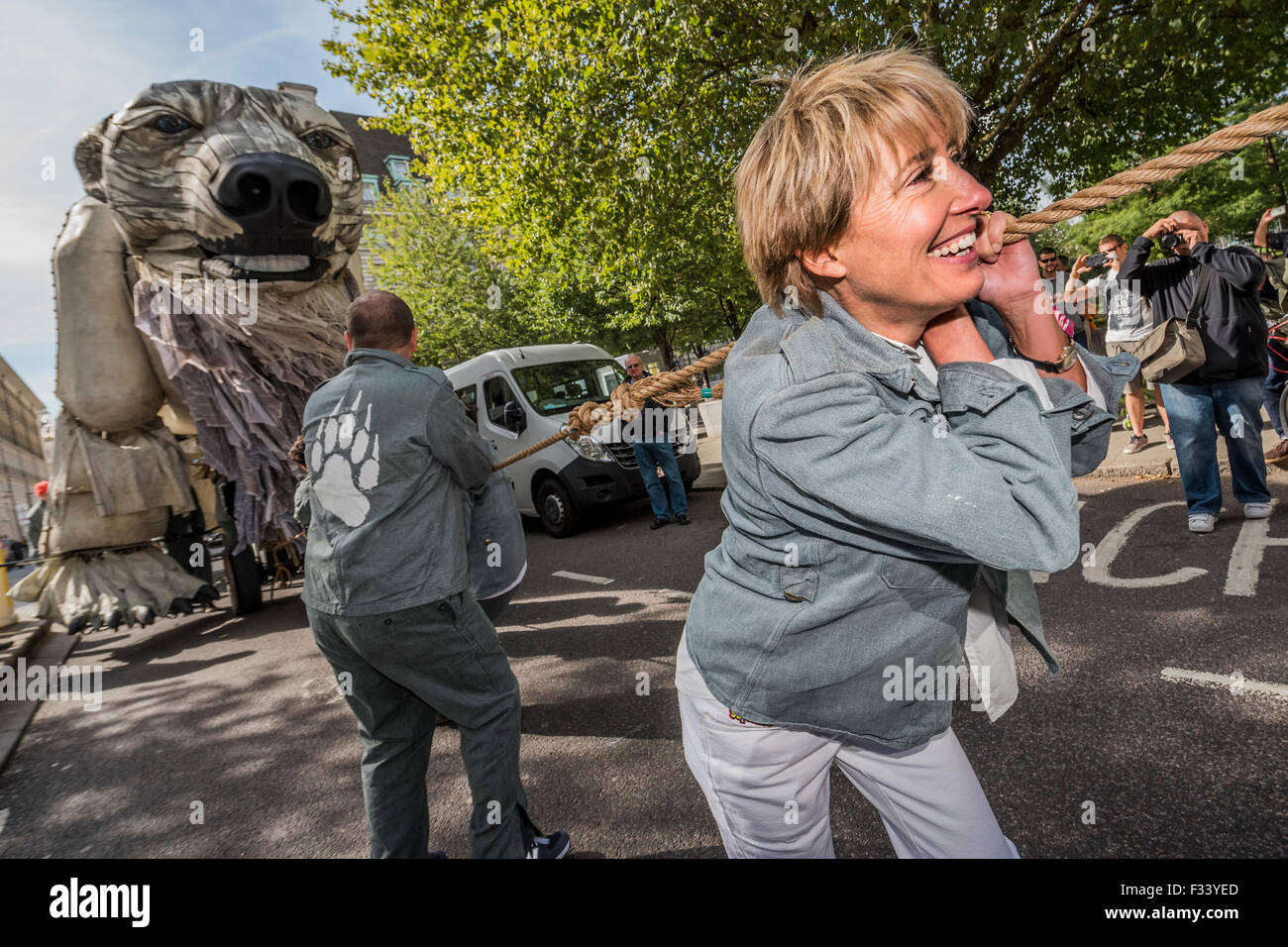 London, UK. 29. September 2015. Emma Thompson (im Bild ziehen Aurora) und Greenpeace UK Executive Director John Sauven, liefern eine Feier Rede in Massen vor Shell Büros – in Reaktion auf die gestrige Ankündigung, der Anglo-holländischen Öl Major, Shell, die es aus arktischen Ölbohrungen zu ziehen war. Nach dem Gespräch, half Emma Freiwilligen Puppenspieler bewegen Sie Aurora der Doppeldecker-Bus Eisbär direkt vor der Haustür Shell Größe. Bildnachweis: Guy Bell/Alamy Live-Nachrichten Stockfoto