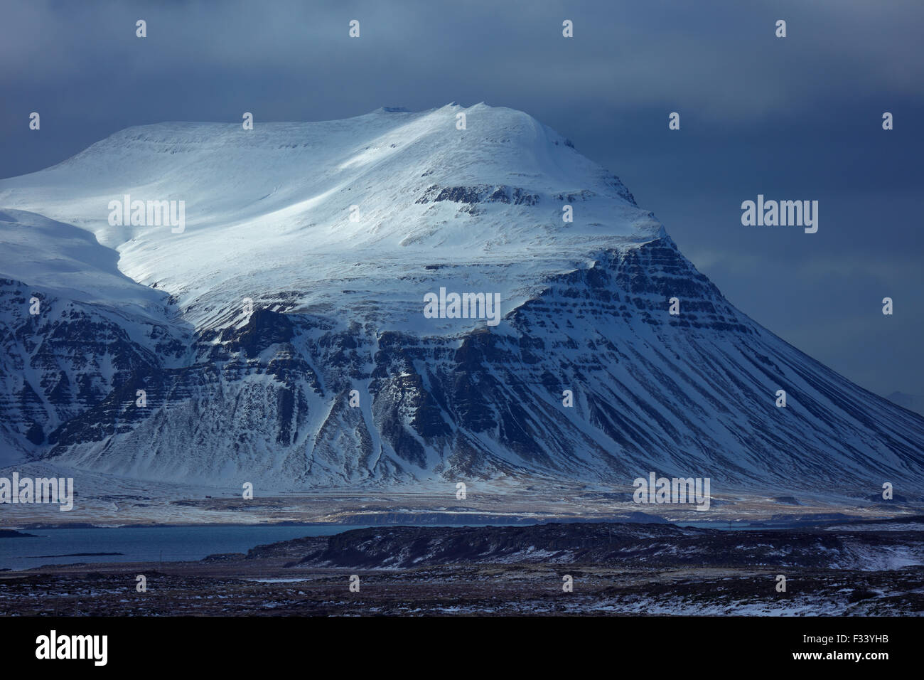 verschneiten Bjarnarhafnarfjalll, Snaefellsness Halbinsel, Island Stockfoto