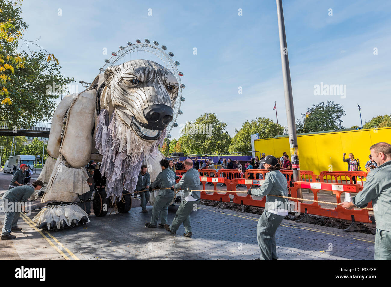 London, UK. 29. September 2015. Emma Thompson und Greenpeace UK Executive Director John Sauven, liefern eine Feier Rede in Massen vor Shell Büros – in Reaktion auf die gestrige Ankündigung, der Anglo-holländischen Öl Major, Shell, die es aus arktischen Ölbohrungen zu ziehen war. Nach dem Gespräch, half Emma Freiwilligen Puppenspieler bewegen Sie Aurora der Doppeldecker-Bus Eisbär direkt vor der Haustür Shell Größe. Bildnachweis: Guy Bell/Alamy Live-Nachrichten Stockfoto