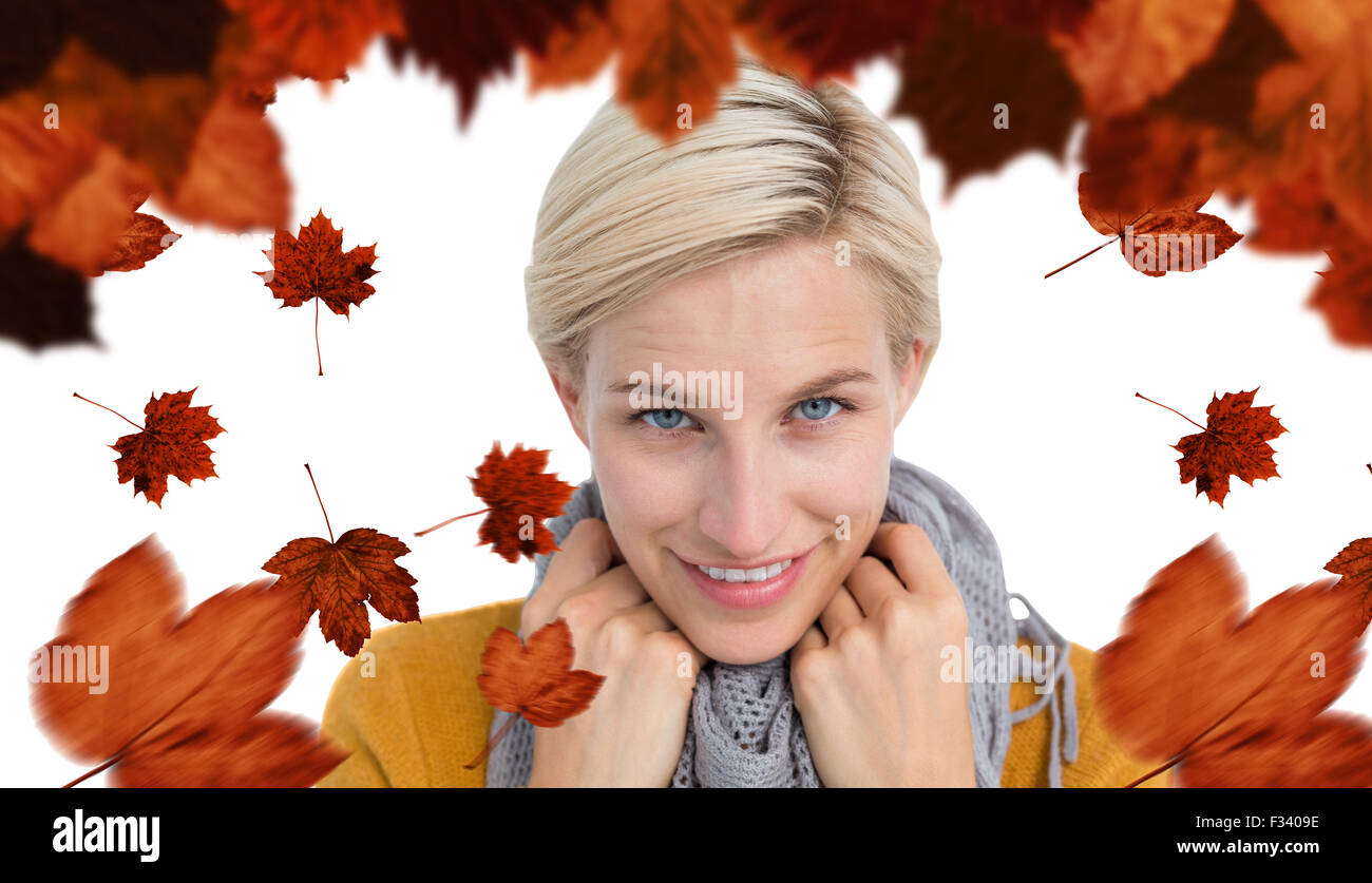 Zusammengesetztes Bild des lächelnden Frau trägt einen Schal Stockfoto