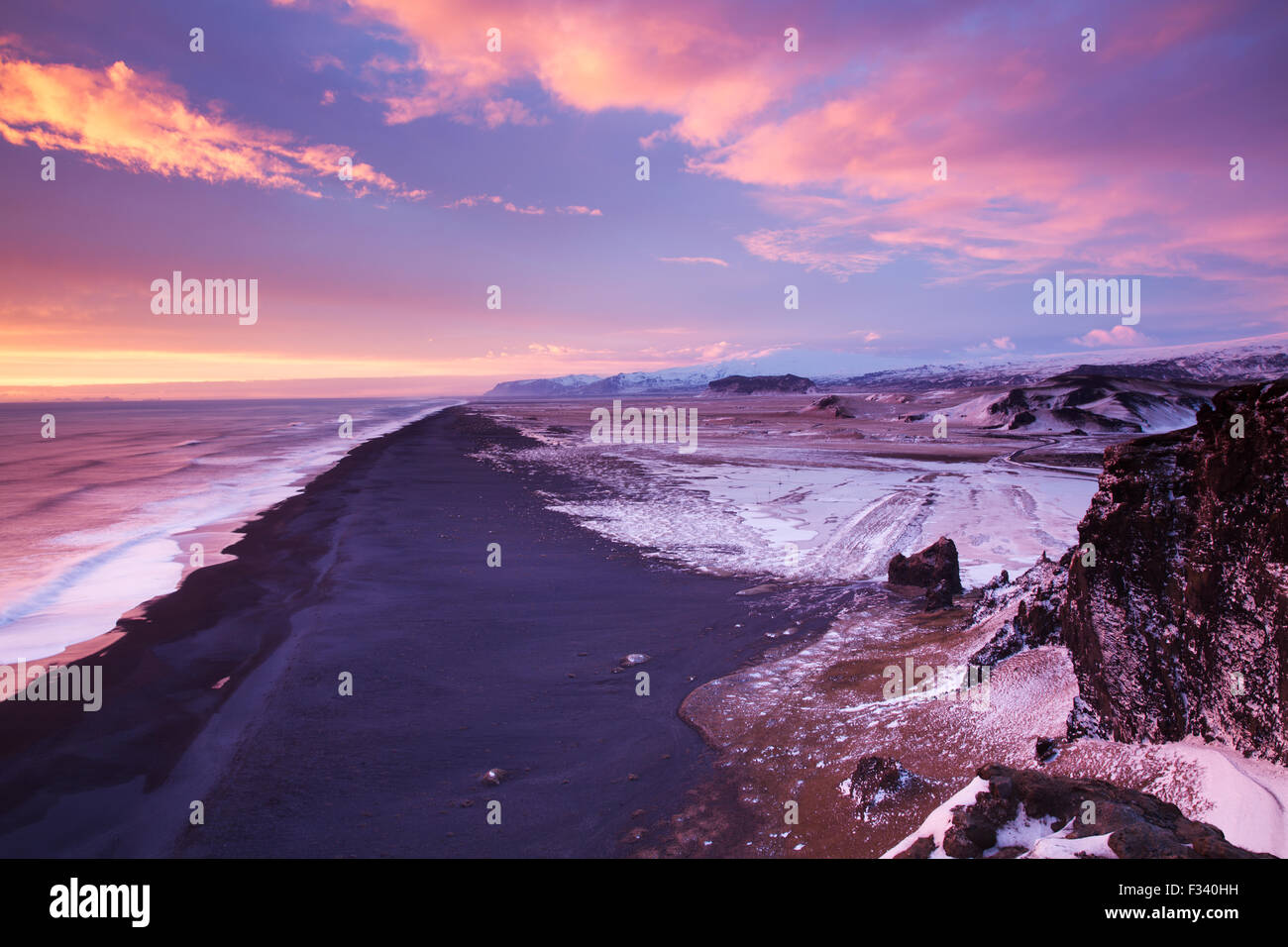 am Strand, Blick nach Westen von Dyrhólaey in der Abenddämmerung, Island Stockfoto