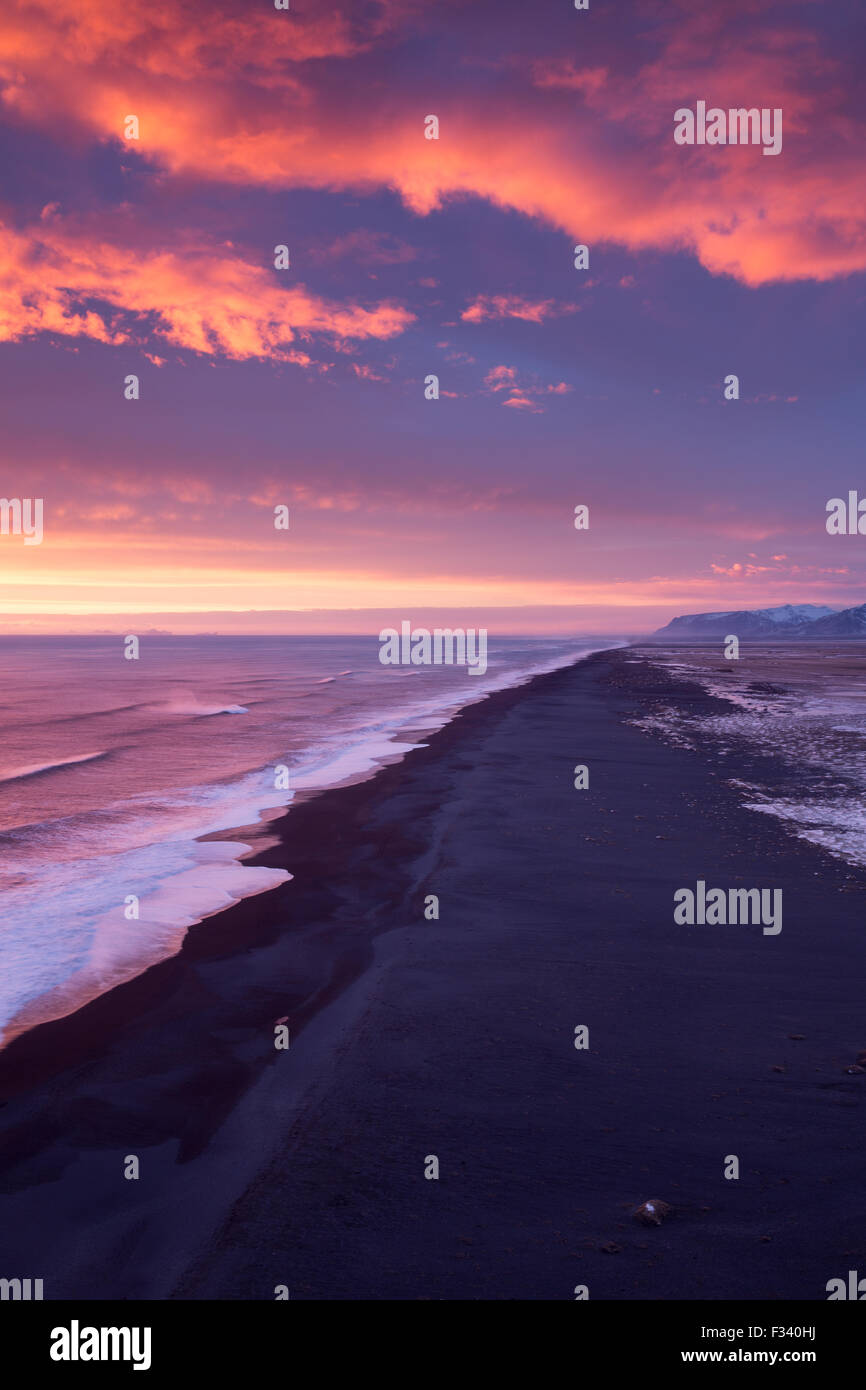 am Strand, Blick nach Westen von Dyrhólaey in der Abenddämmerung, Island Stockfoto