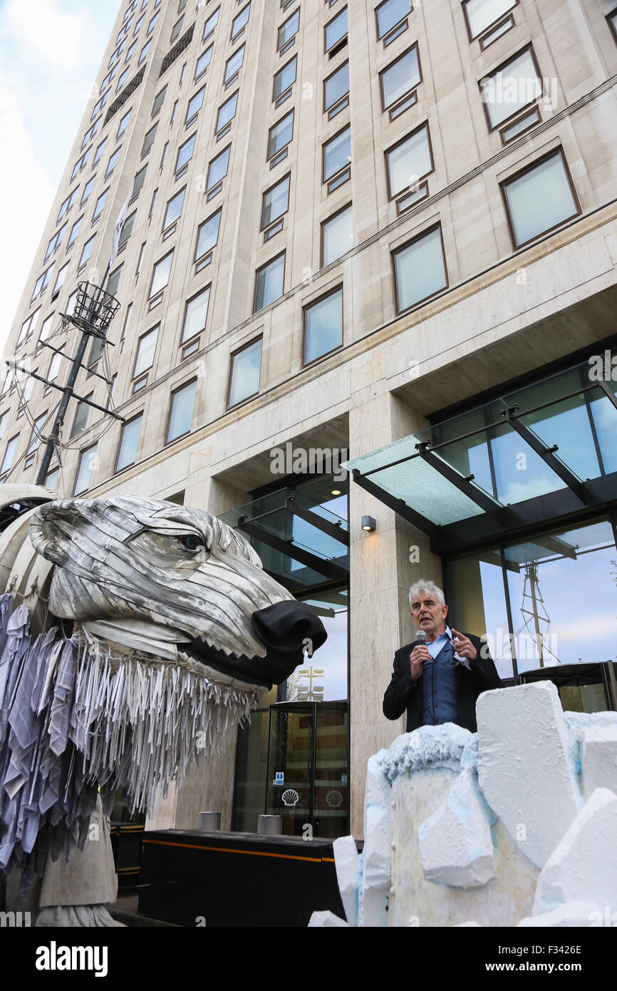 London, UK. 29. September 2015. Greenpeace-Geschäftsführer John Sauven. Greenpeace und der Riese polar bear Aurora außerhalb Shell London HQ. Bildnachweis: Kristian Buus/Alamy Live-Nachrichten Stockfoto