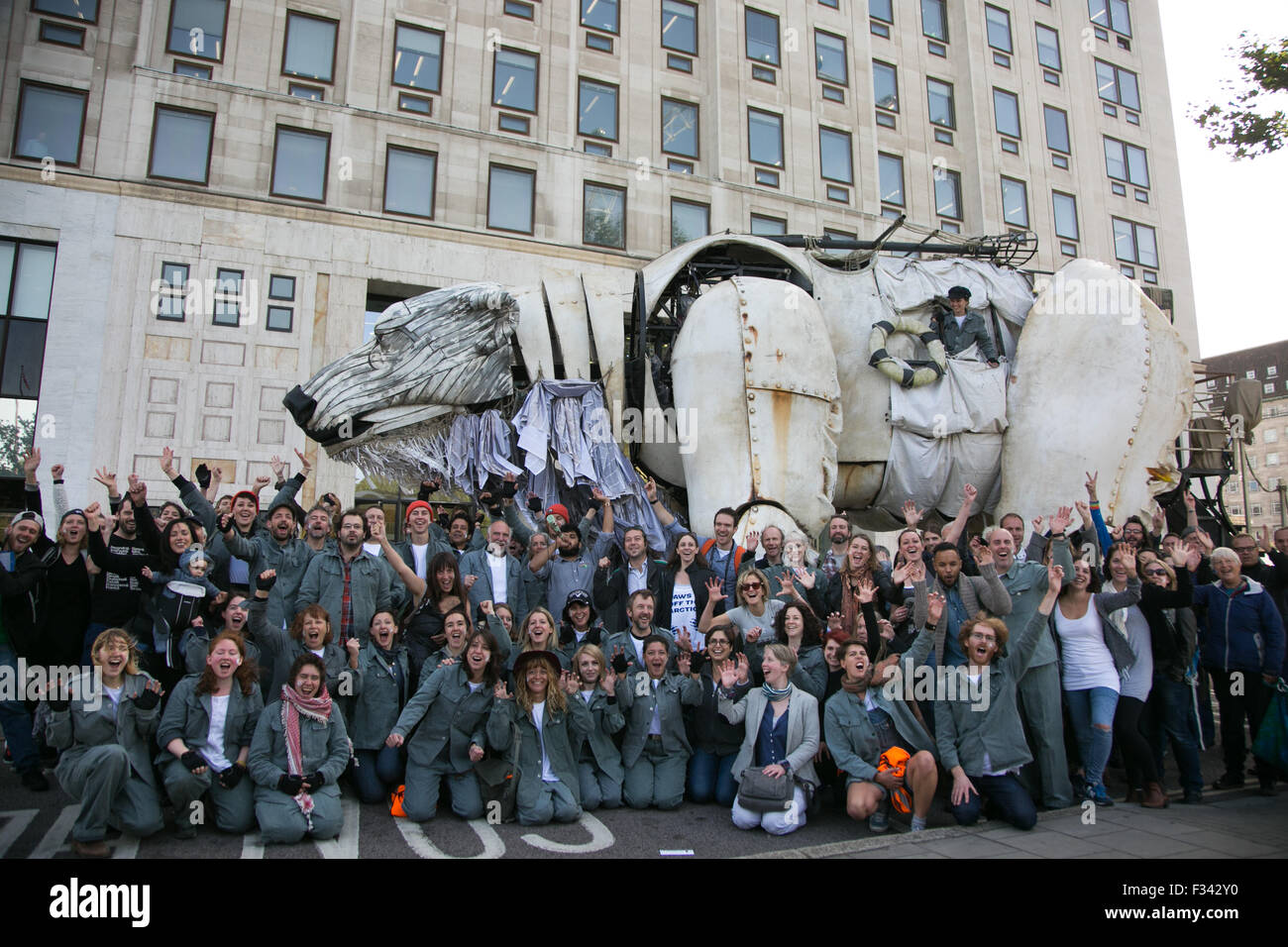 London, UK. 29. September 2015. Das Greenpeace-Team und der Riesen Eisbär Aurora außerhalb Shell London HQ. Bildnachweis: Kristian Buus/Alamy Live-Nachrichten Stockfoto