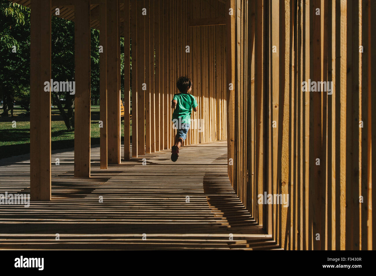 Junge in einer Holzkonstruktion ausgeführt. Kogens haben Gärten, Copenhagen. Dänemark Stockfoto