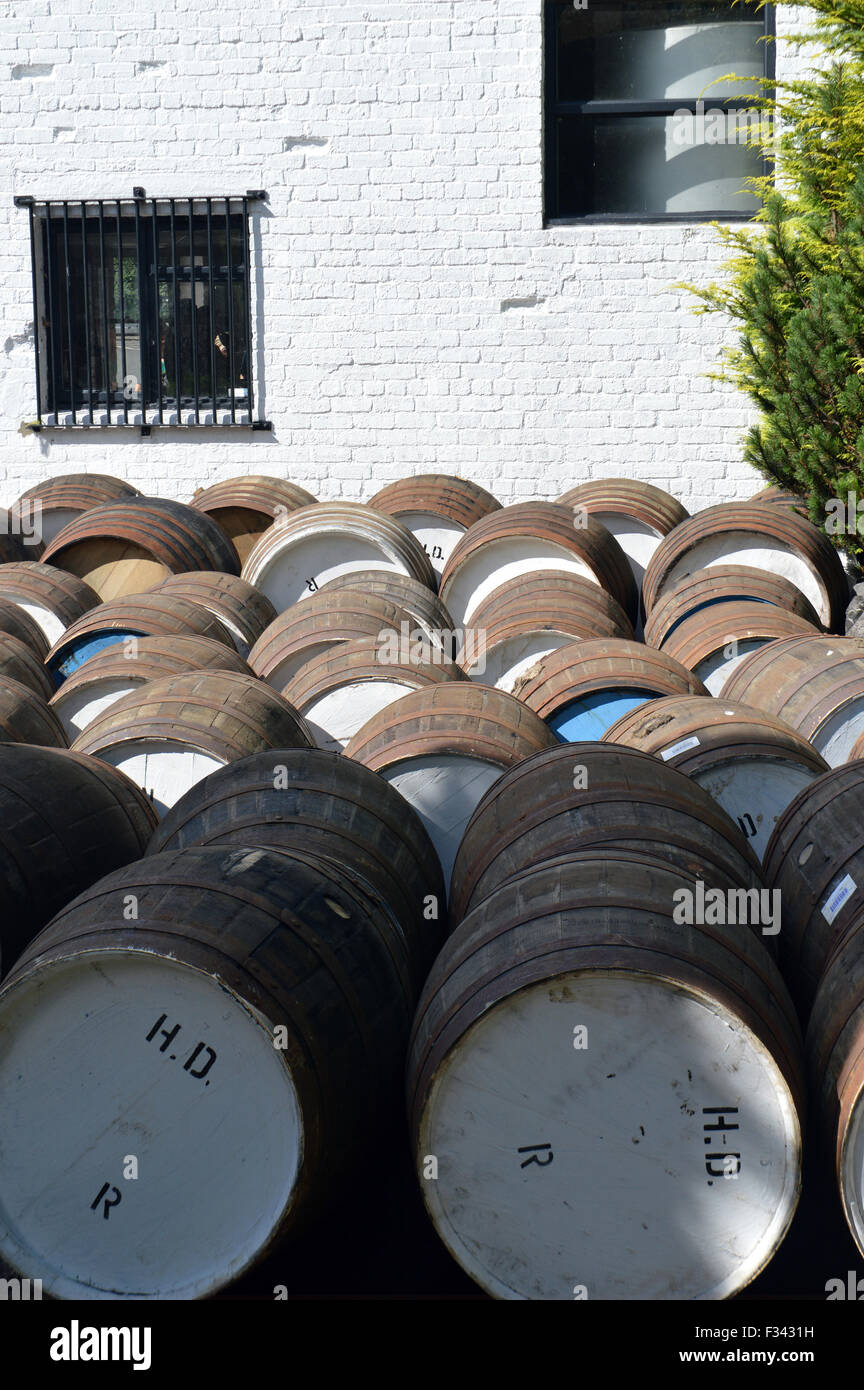 Whisky-Fässer in schottischen Highland Brennerei Stockfoto